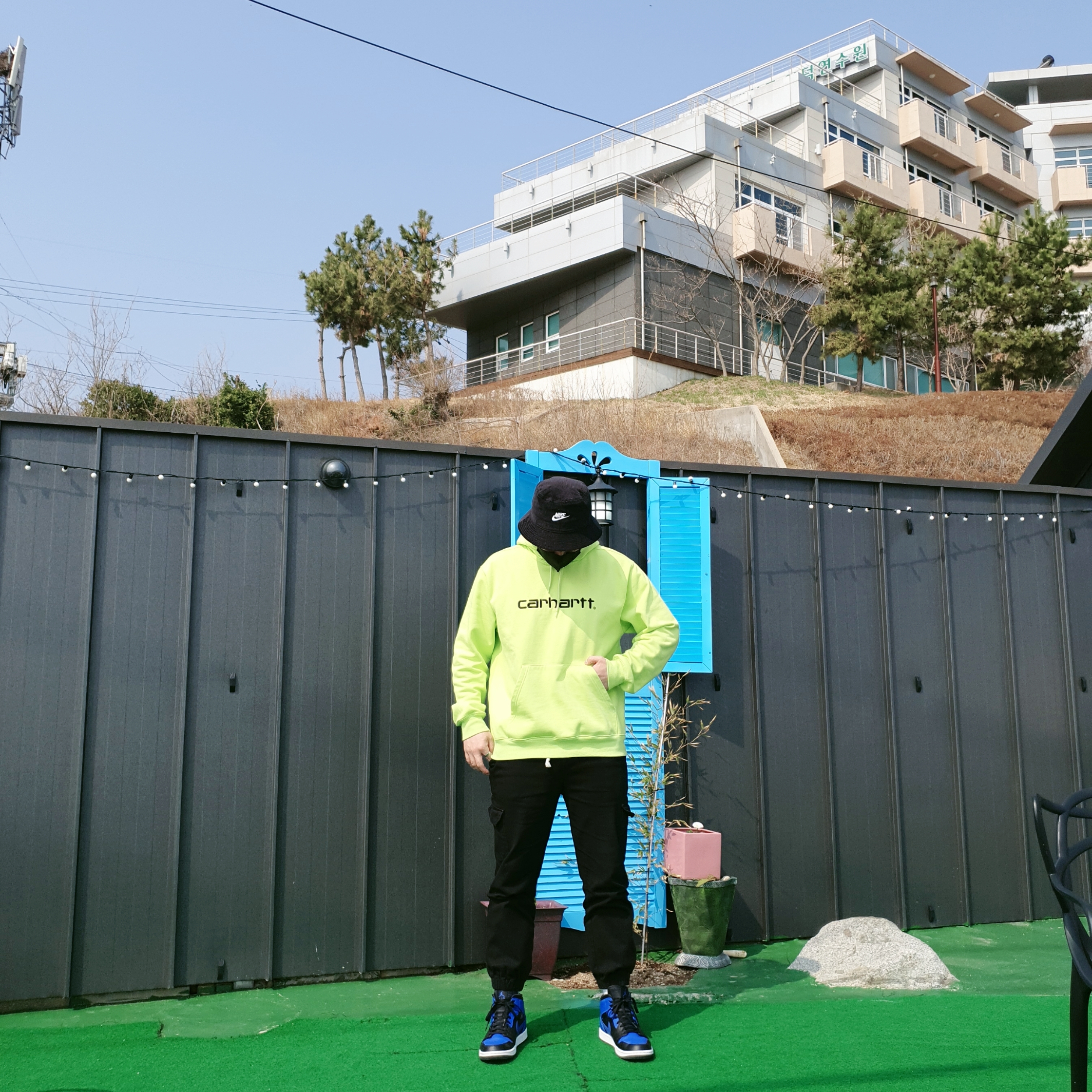 Nike Futura Corduroy Bucket Black, Jordan 1 Mid Black Hyper Royal 착용 스타일
