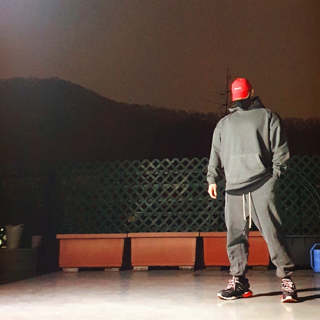 Balenciaga Track Sneakers Black Red 2019 착용 스타일 - 1