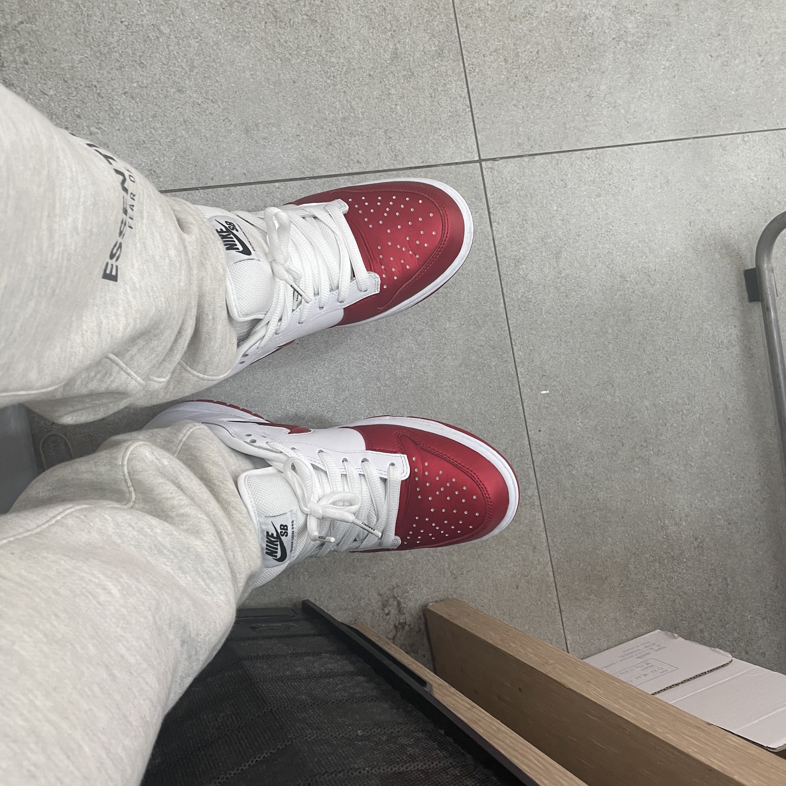 Nike x Supreme SB Dunk Low Jewel Swoosh Red 착용 스타일