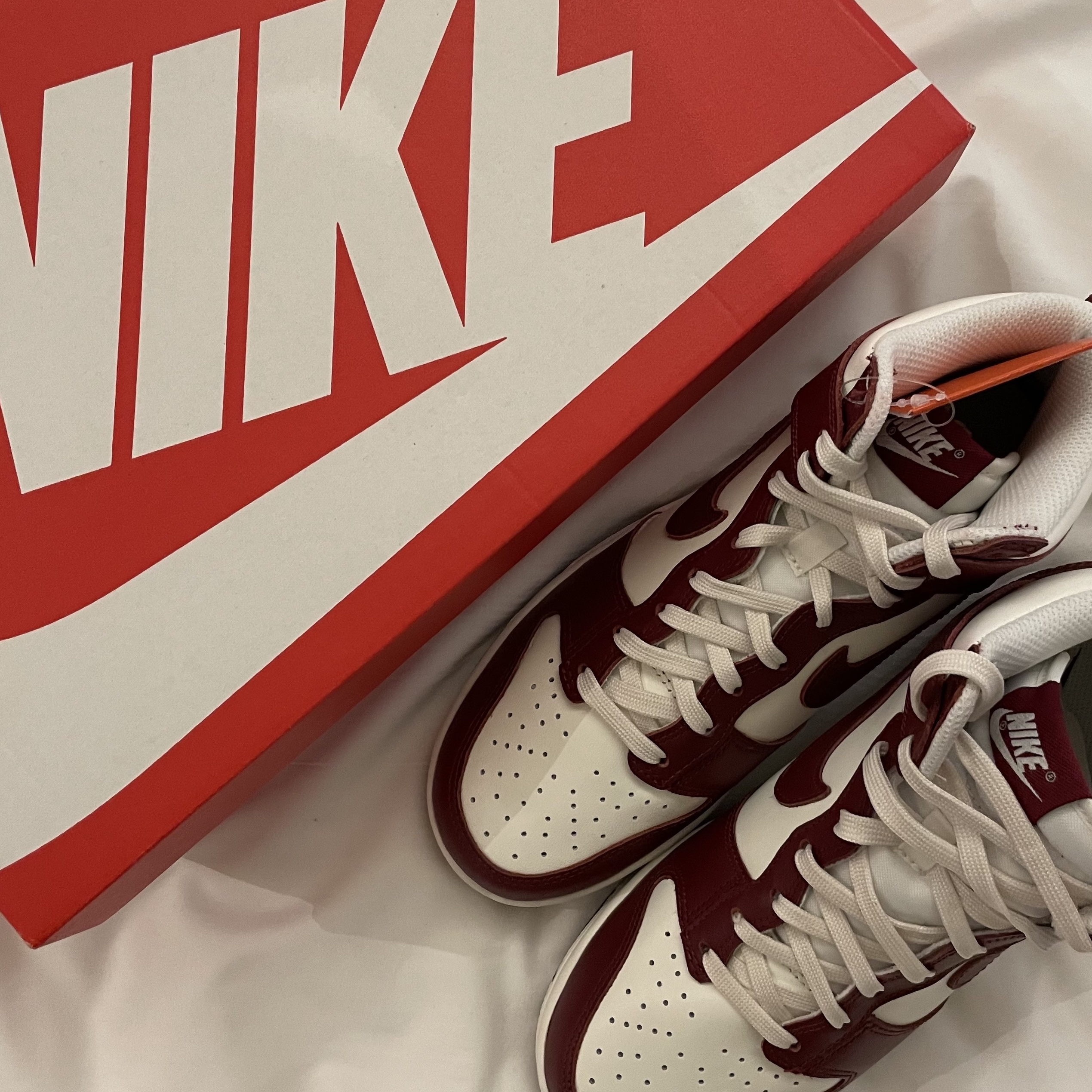 (W) Nike Dunk High Team Red 착용 스타일