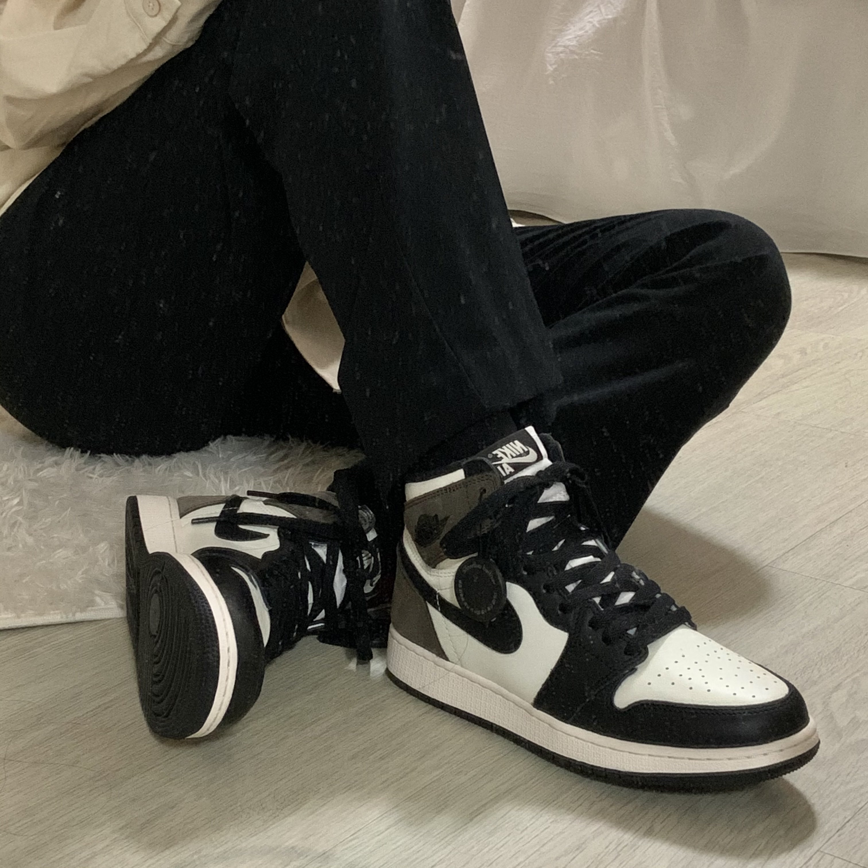 Jordan 1 Retro High OG Black Mocha 착용 스타일 - 1