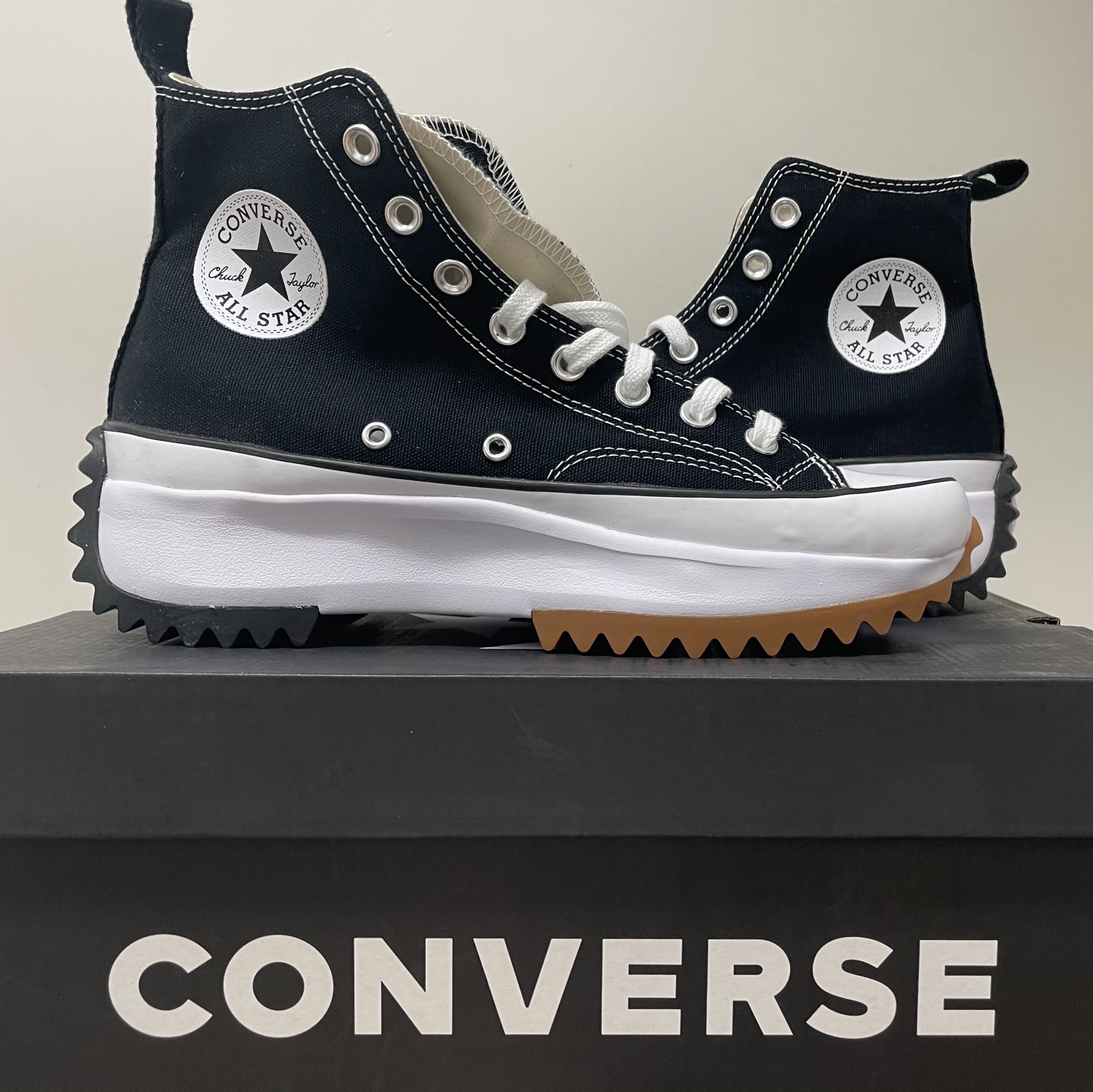 Converse Run Star Hike Hi Black White Gum 착용 스타일
