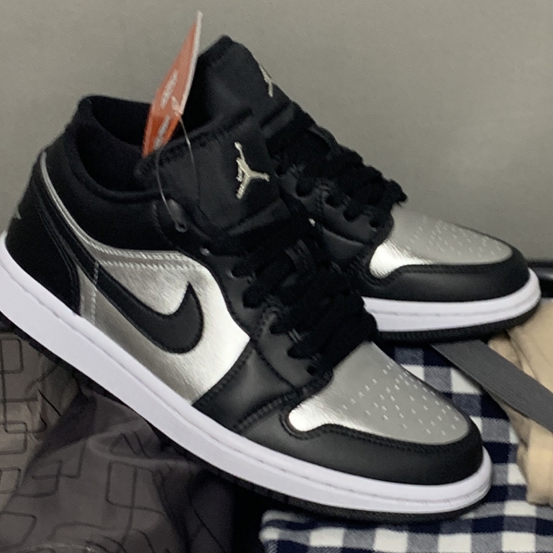 (W) Jordan 1 Low Black Siren Red, (W) Jordan 1 Low SE Silver Toe 착용 스타일