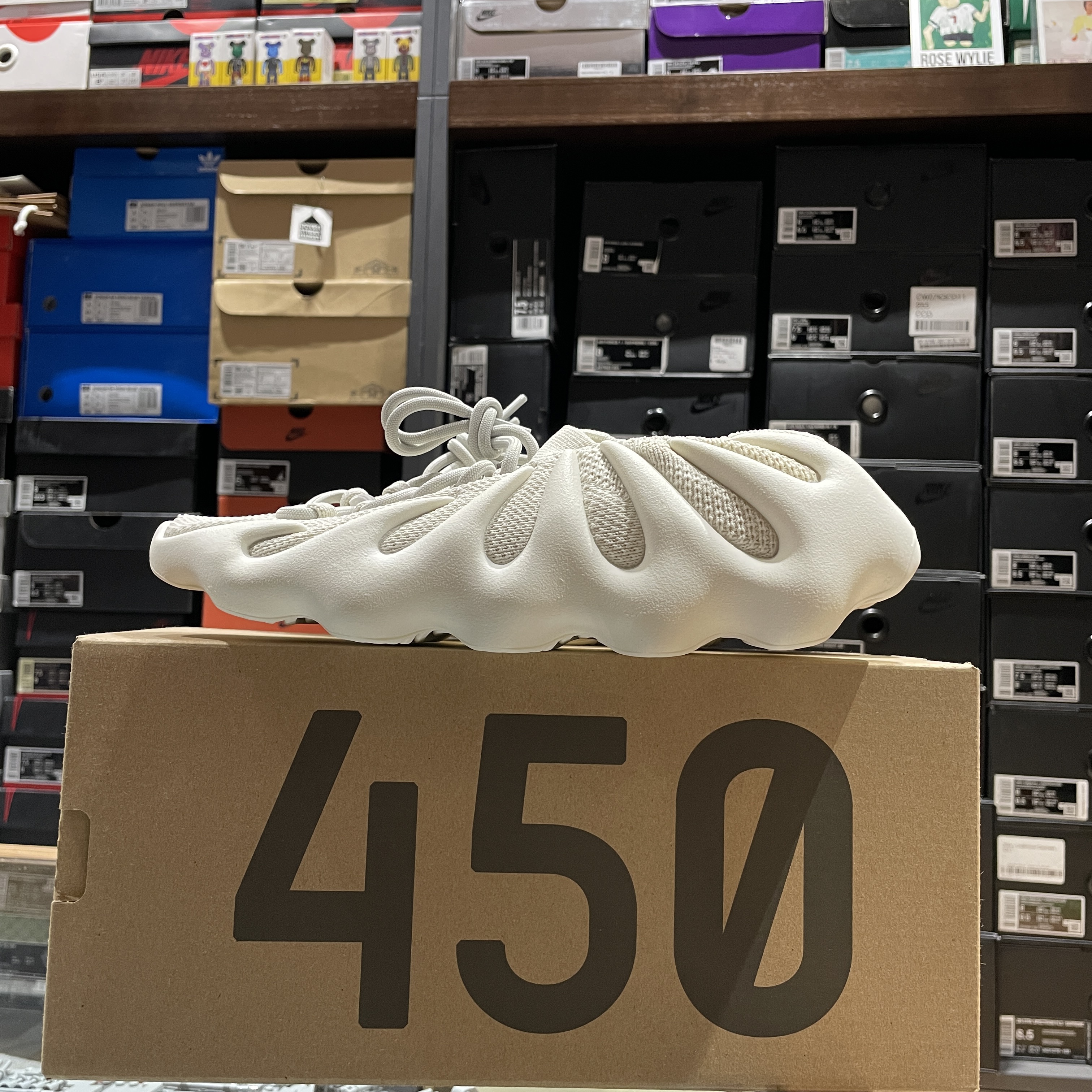 Adidas Yeezy 450 Cloud White 착용 스타일