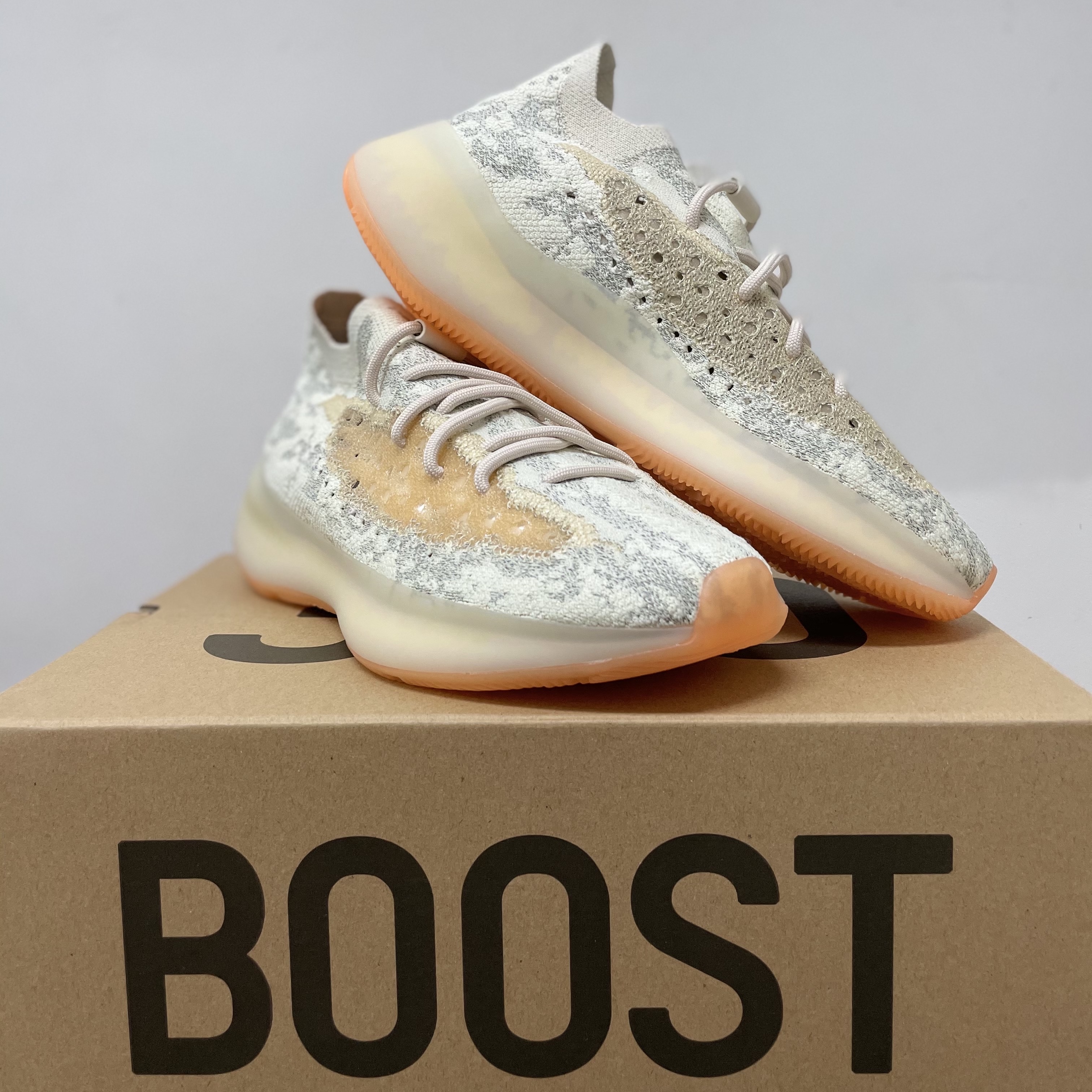Adidas Yeezy Boost 380 Yecoraite - Reflective 착용 스타일