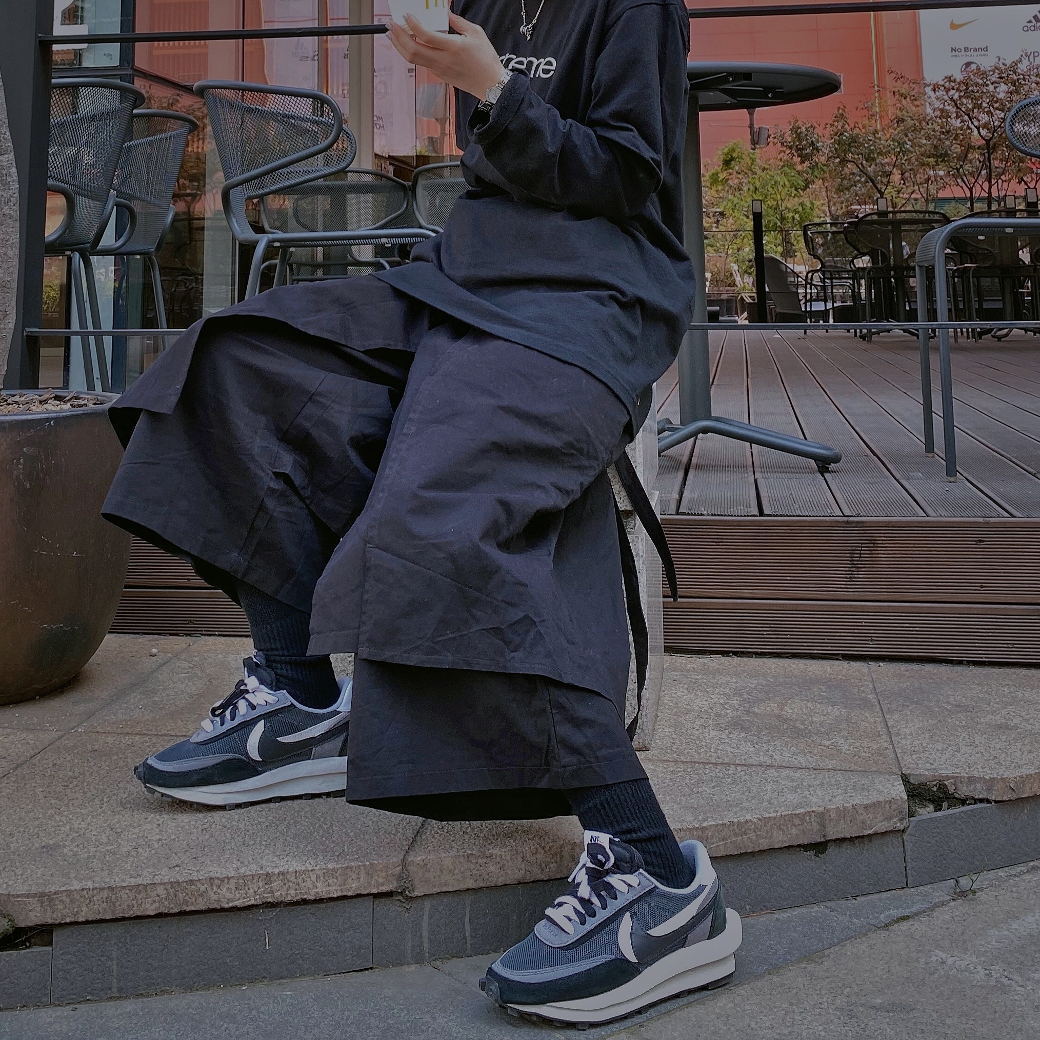 Nike x Sacai LDWaffle Black, Supreme Shop T-Shirt Black - 20SS 착용 스타일