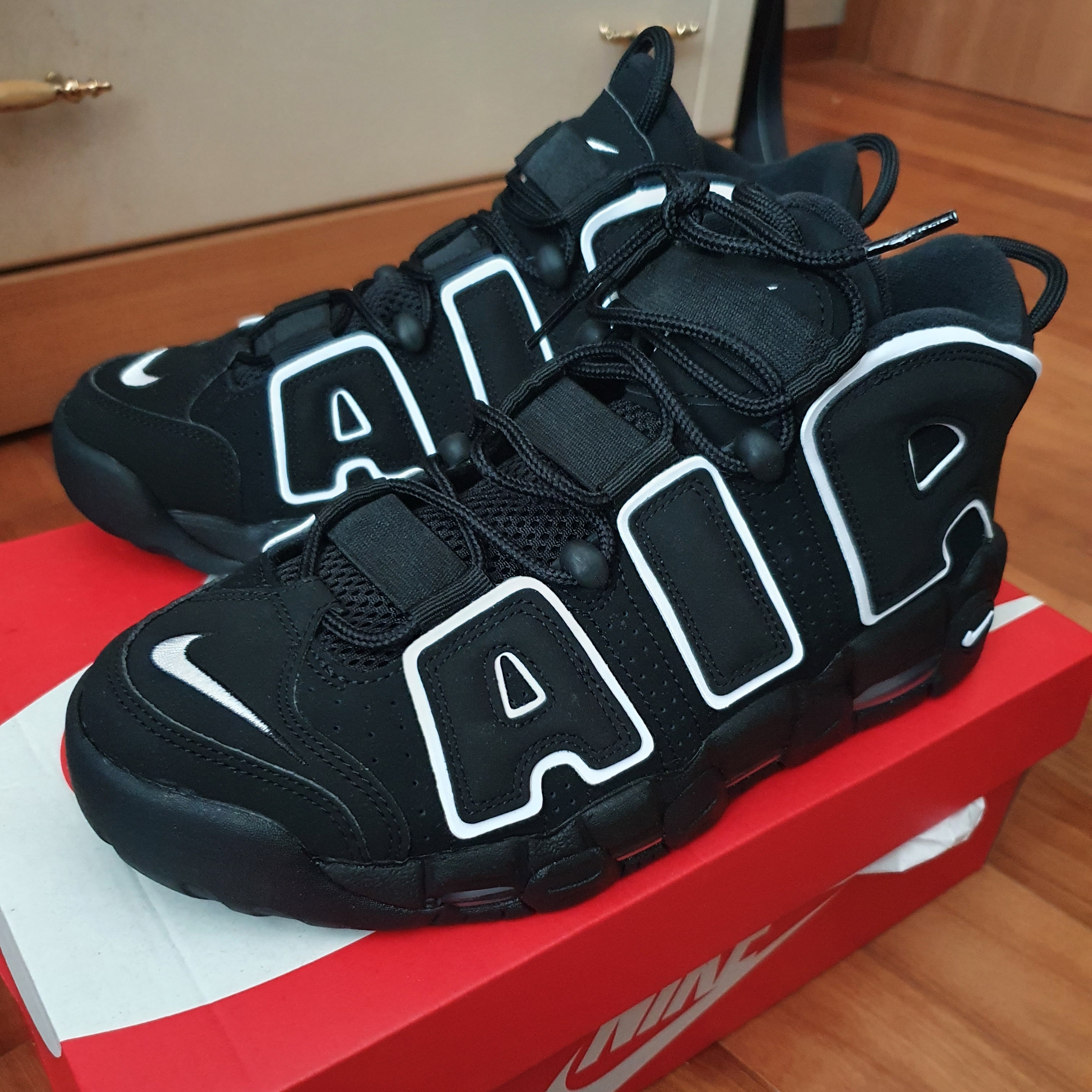 Nike Air More Uptempo Black White 2020 착용 스타일 - 1