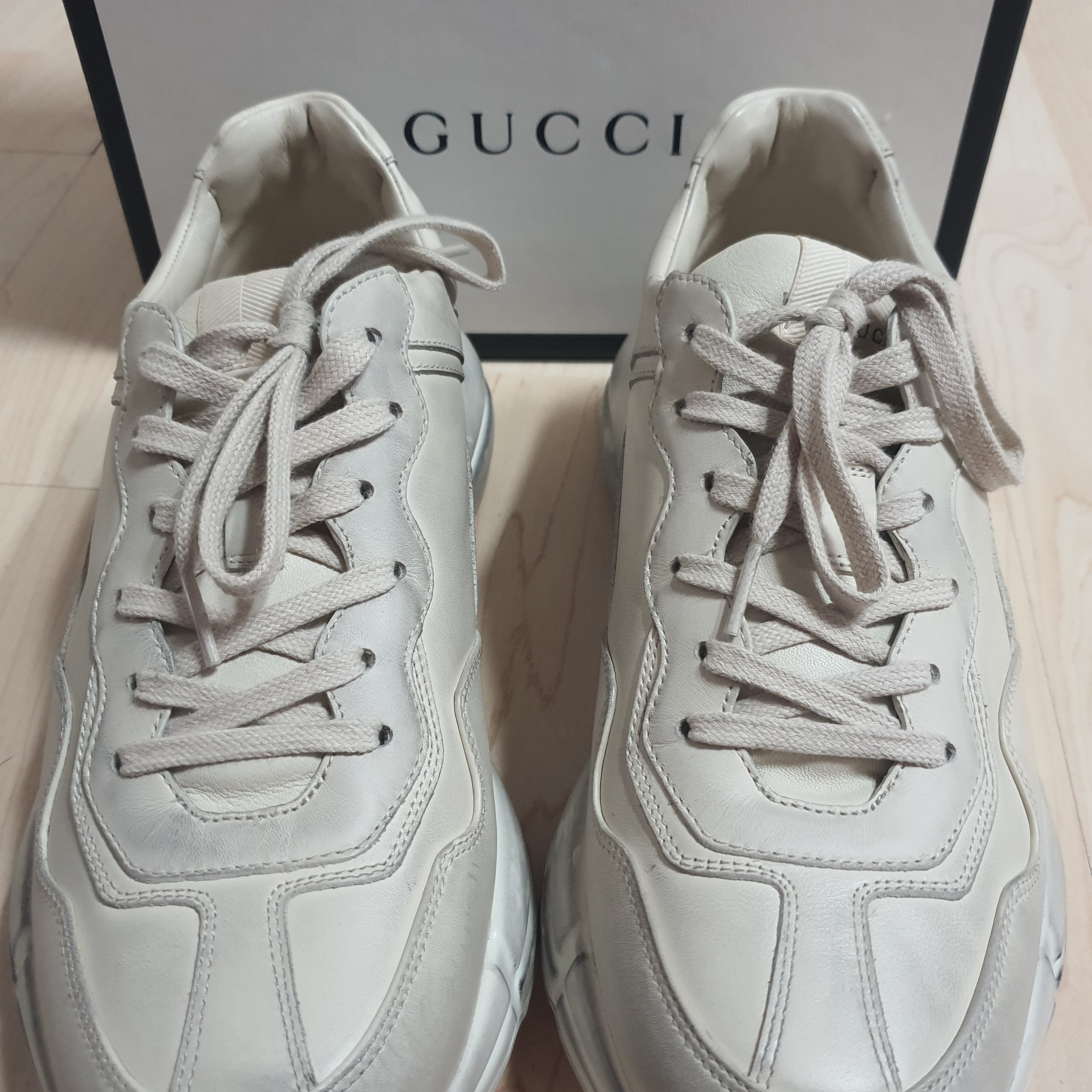 Gucci Rhyton Leather Sneakers Distressed Ivory 착용 스타일