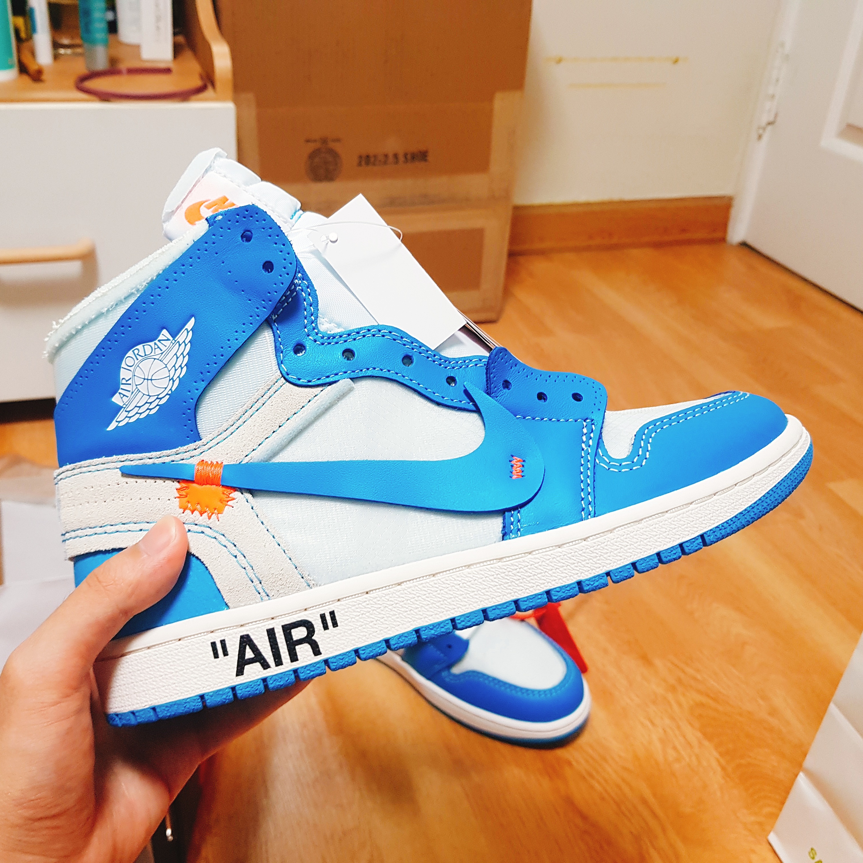 Jordan 1 x Off-White Retro High University Blue 착용 스타일