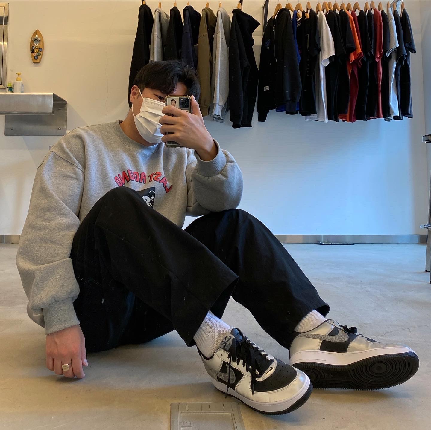 Nike Air Force 1 B Silver Snake 착용 스타일 - 2