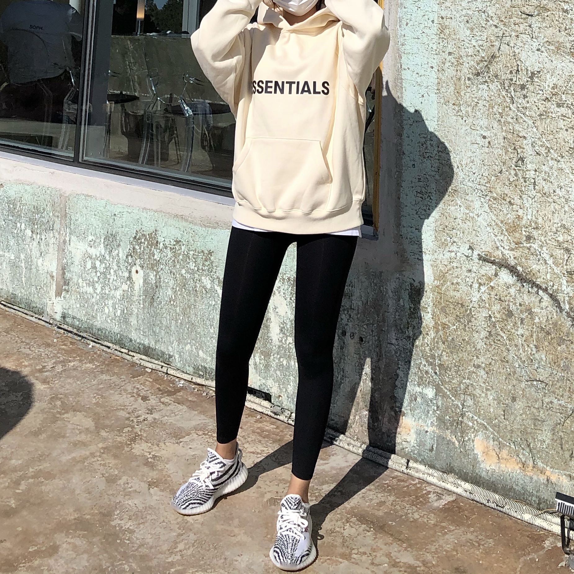 Essentials 3D Silicon Applique Pullover Hoodie Buttercream 2020, Adidas Yeezy Boost 350 V2 Zebra 2017/2019/2020 착용 스타일 - 2