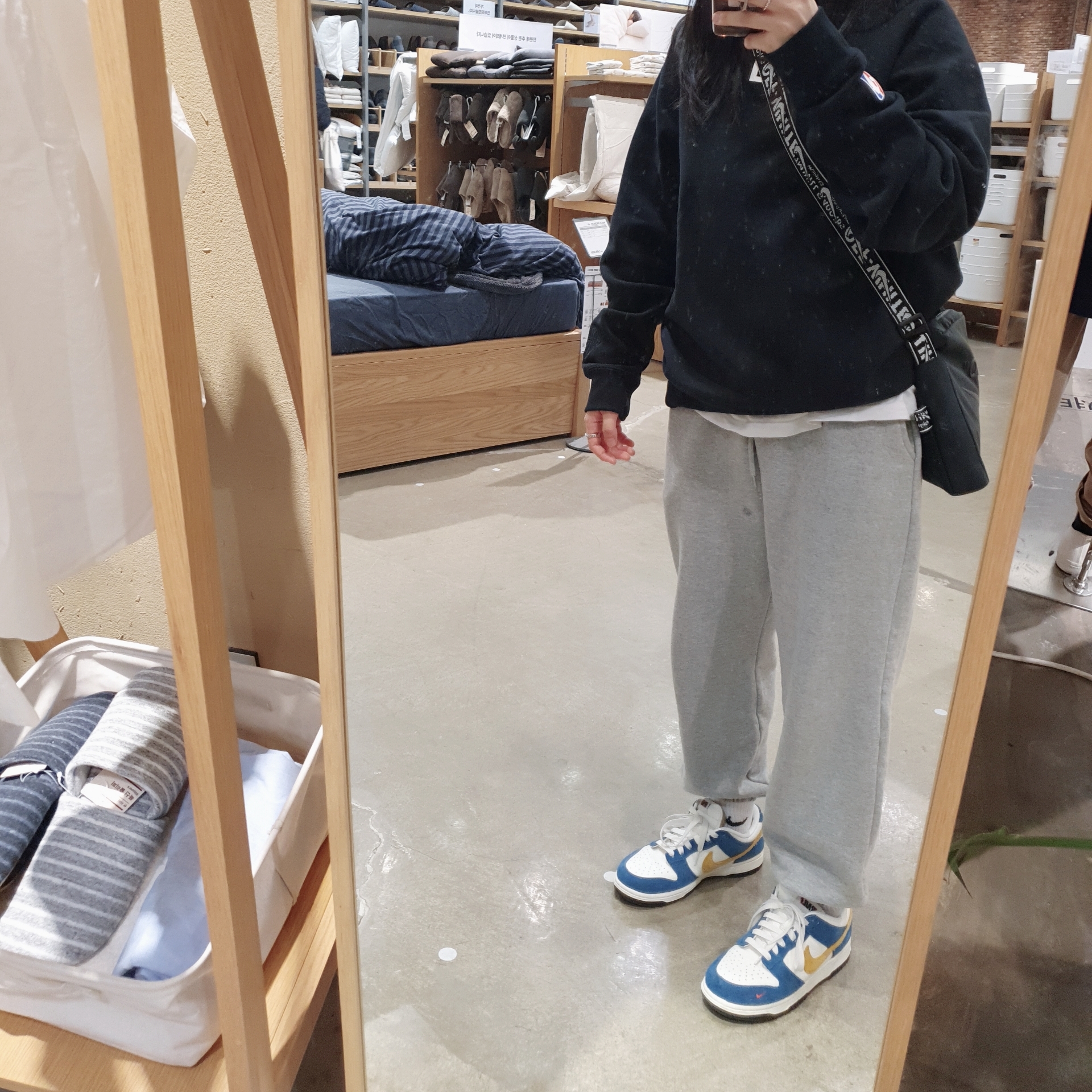 Nike x Kasina Dunk Low 80's Bus, Nike x Kith New York Knicks Fleece Crewneck Black 착용 스타일