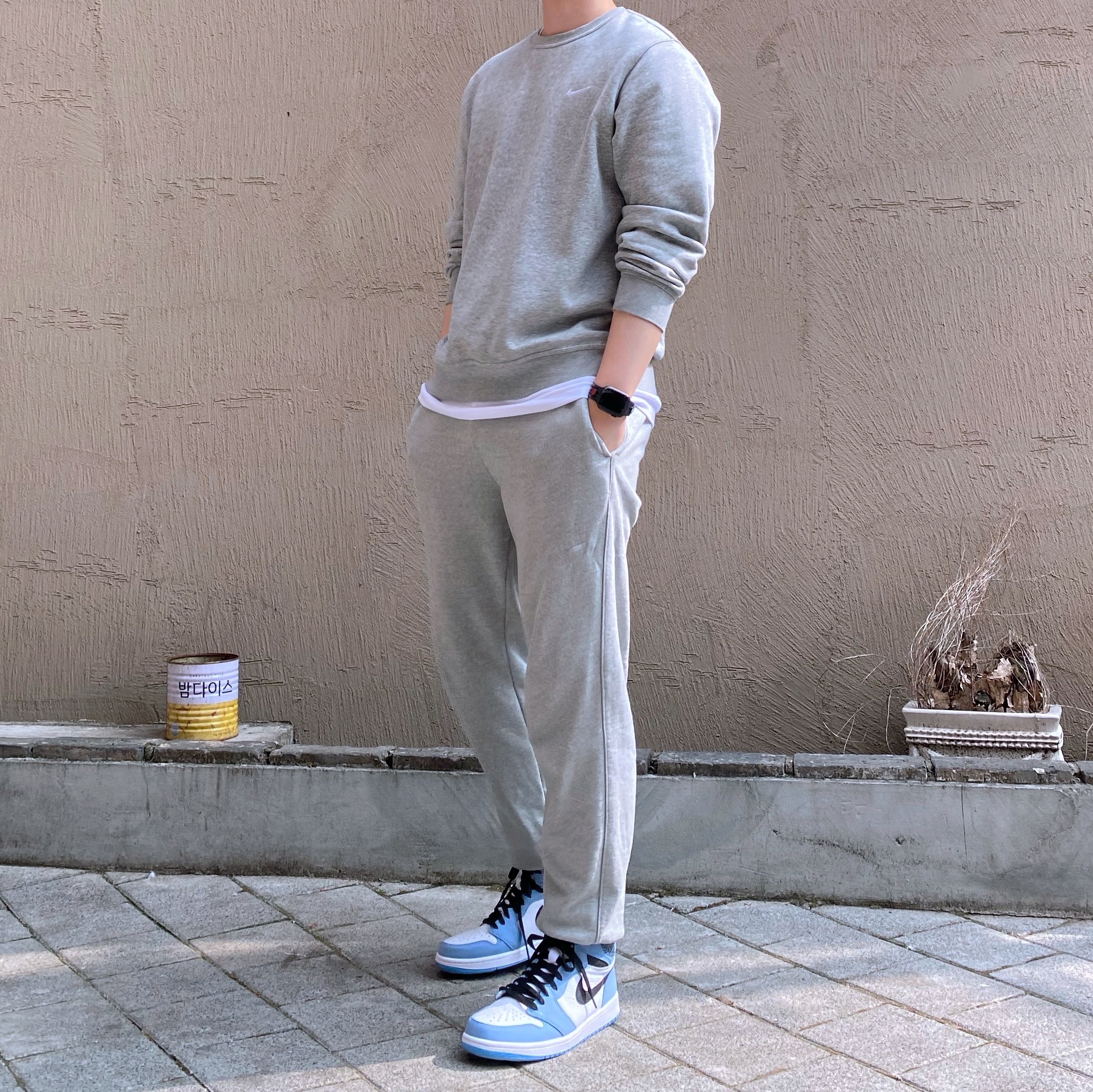 Jordan 1 Retro High OG University Blue 착용 스타일 - 3