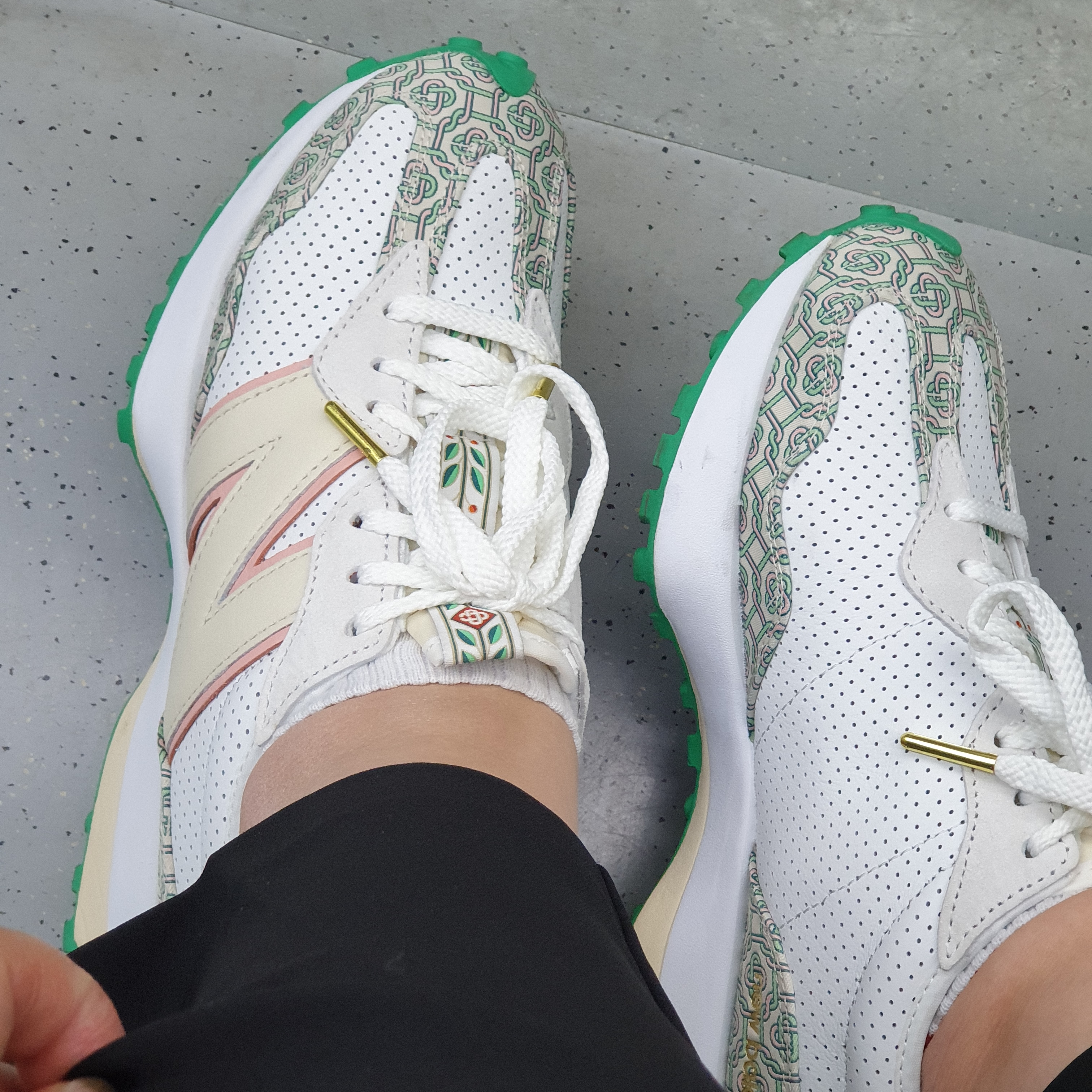 New Balance x Casablanca 327 Idealist Monogram White Green 착용 스타일 - 1