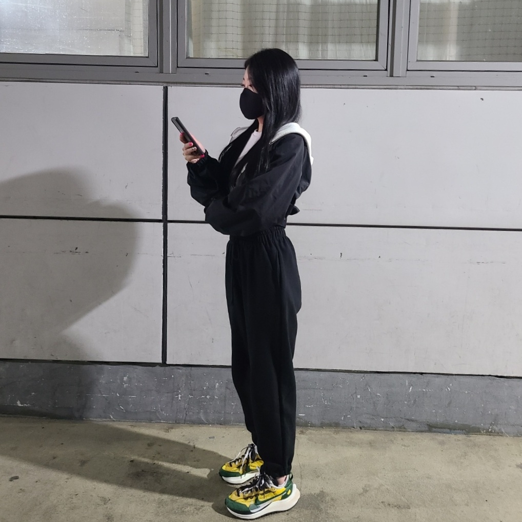 Nike x Sacai VaporWaffle Tour Yellow & Gorge Green Sail 착용 스타일
