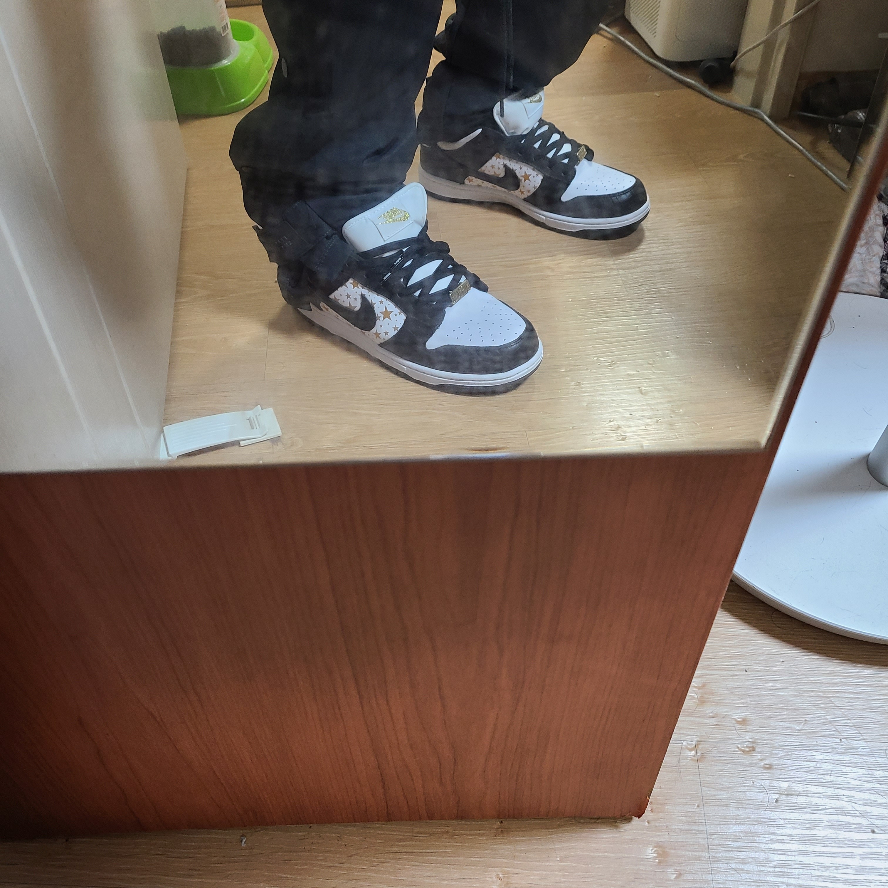 Nike x Supreme SB Dunk Low Black 착용 스타일