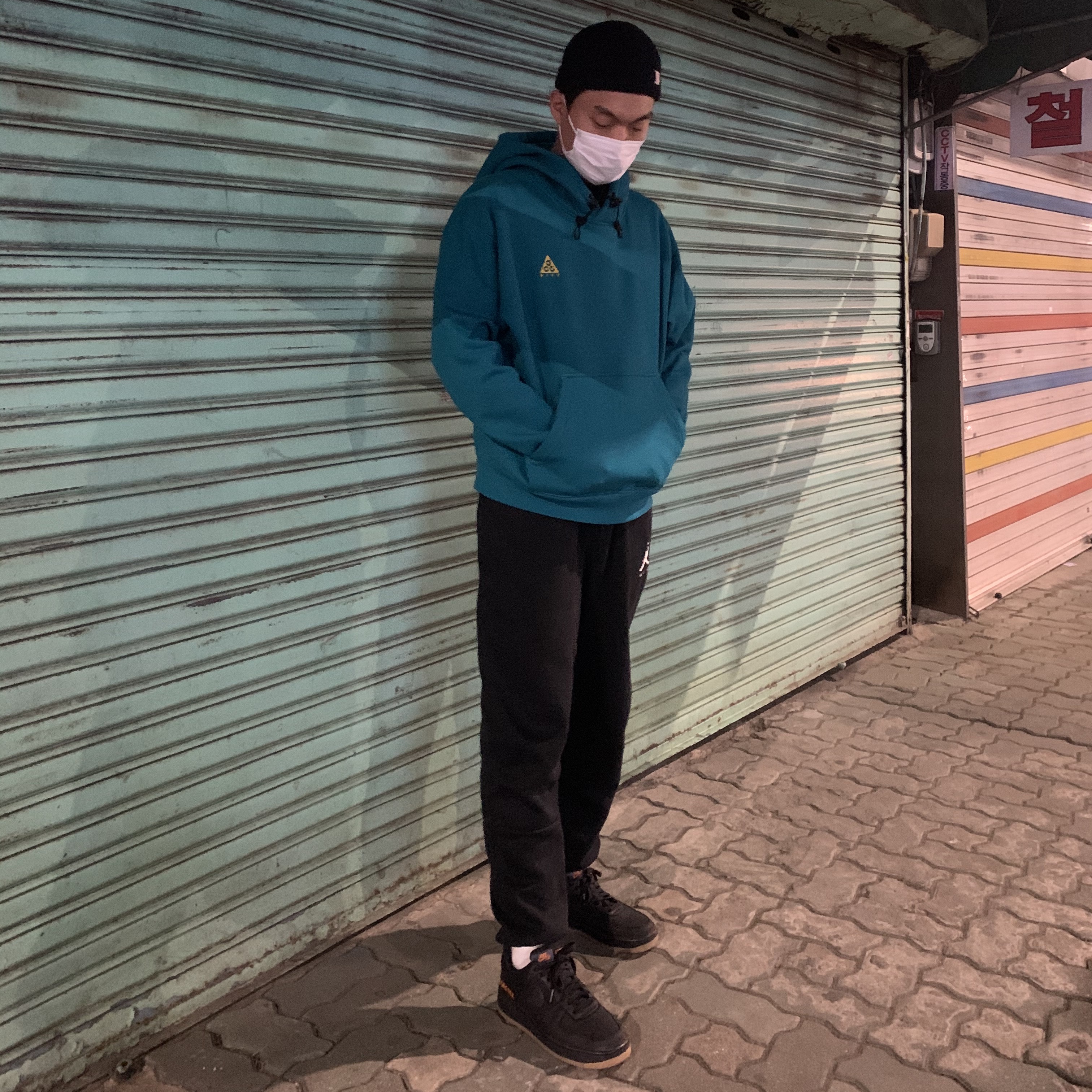 Nike Air Force 1 Low Gore-Tex Black Light Carbon 착용 스타일