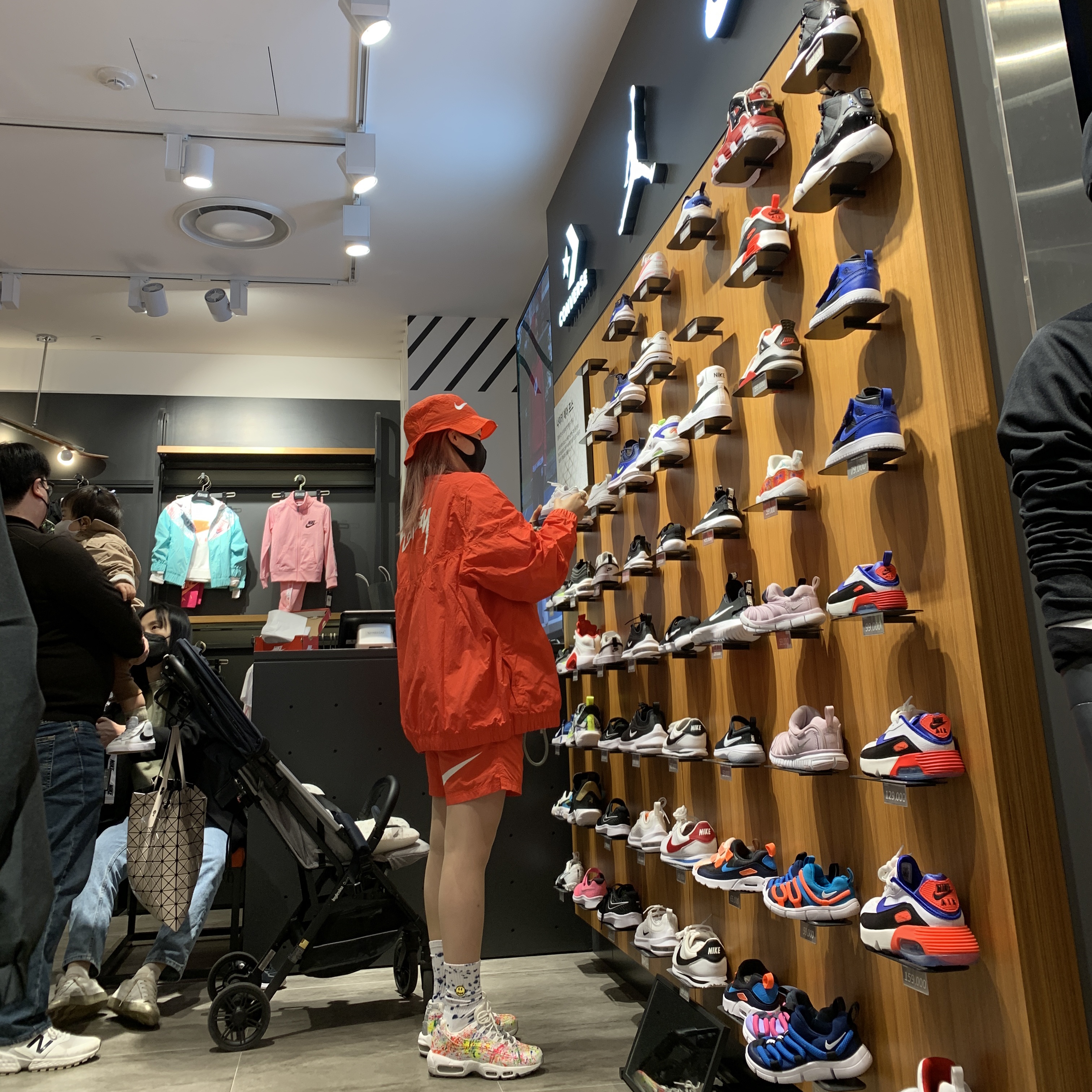 Nike x Stussy Windrunner Jacket Habanero Red, Nike x Stussy Bucket Hat Habanero Red 착용 스타일 - 2