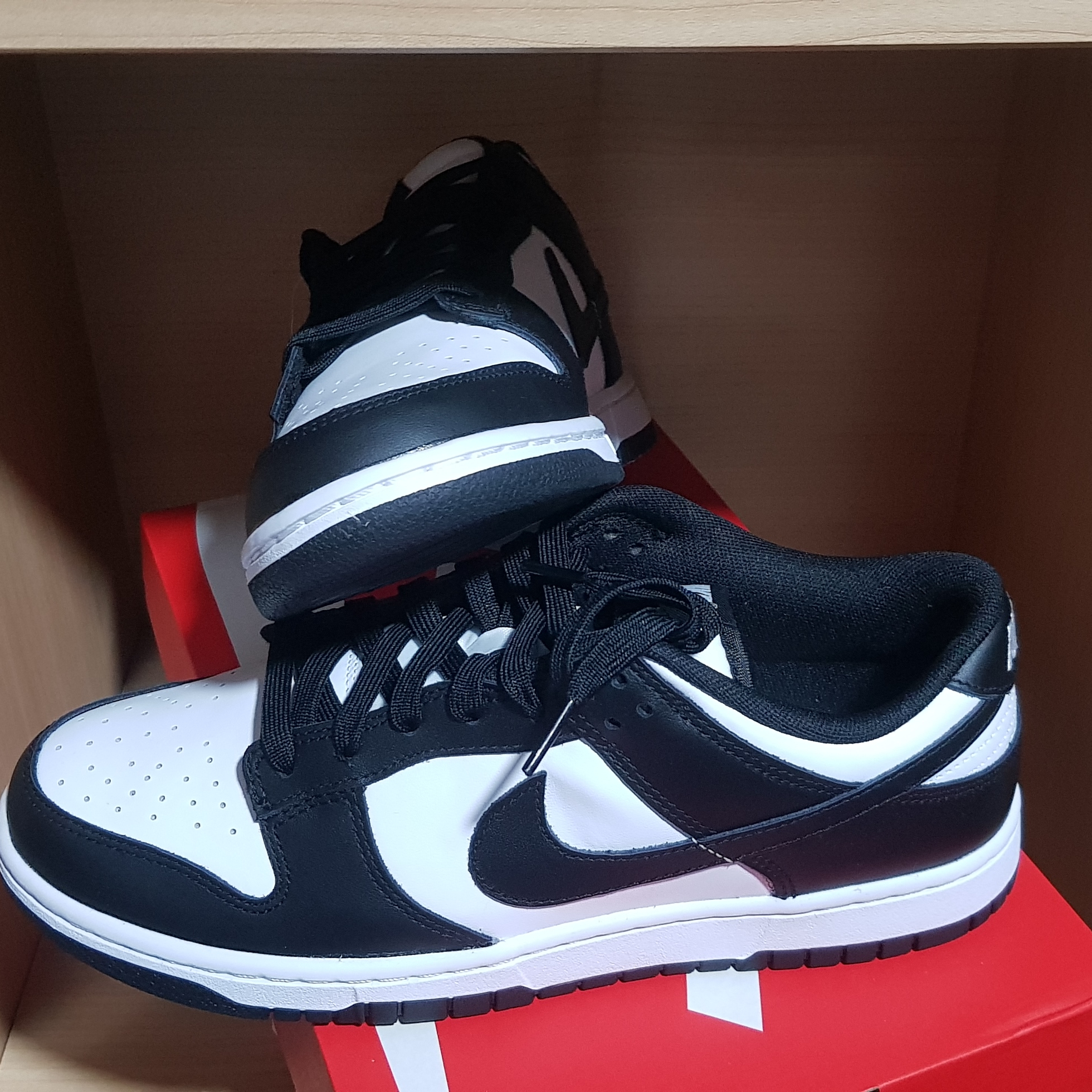 Nike Dunk Low Retro Black, (W) Jordan 1 Retro High OG Silver Toe 착용 스타일 - 1