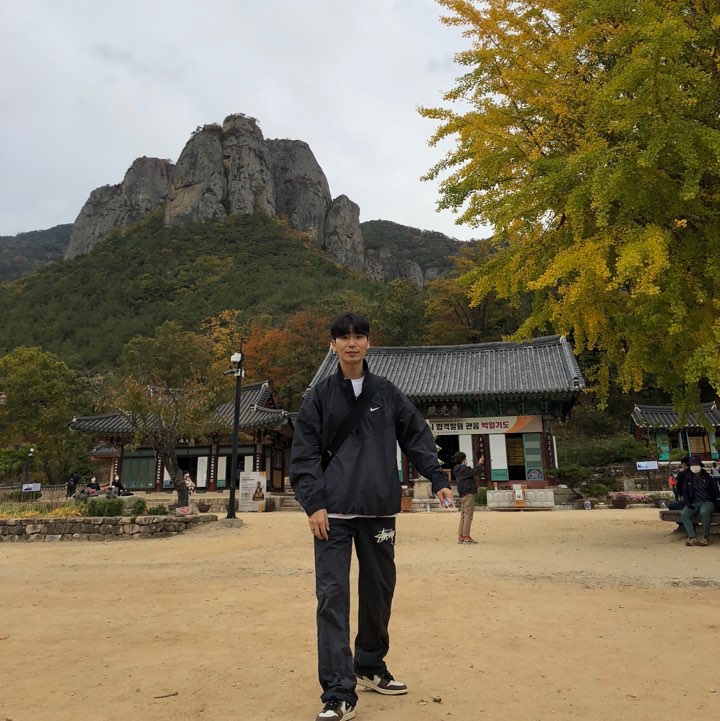 Jordan 1 x Travis Scott Retro High OG SP Mocha, Nike x Stussy Windrunner Jacket Off Noir 착용 스타일