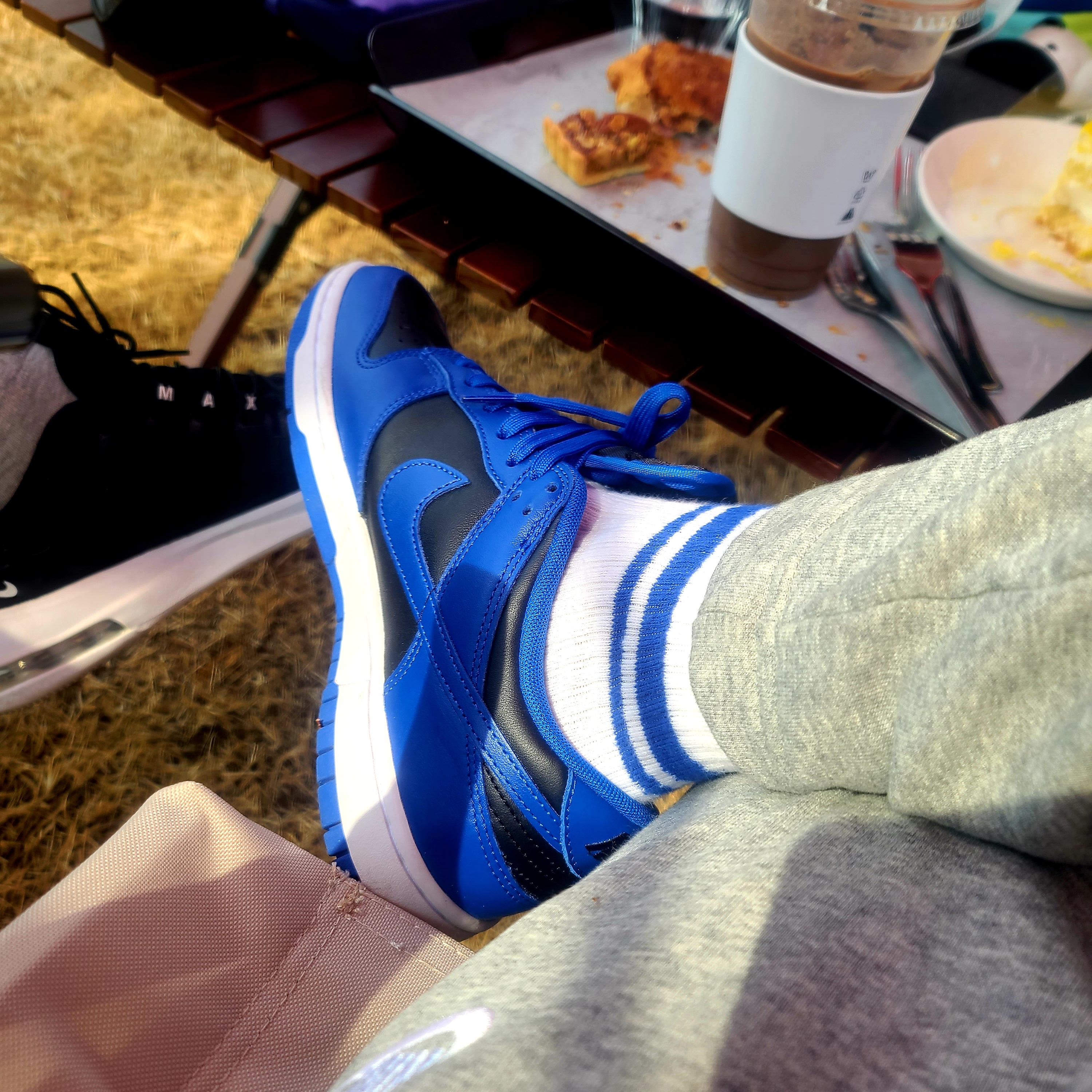 Nike Dunk Low Retro Hyper Cobalt 착용 스타일 - 2