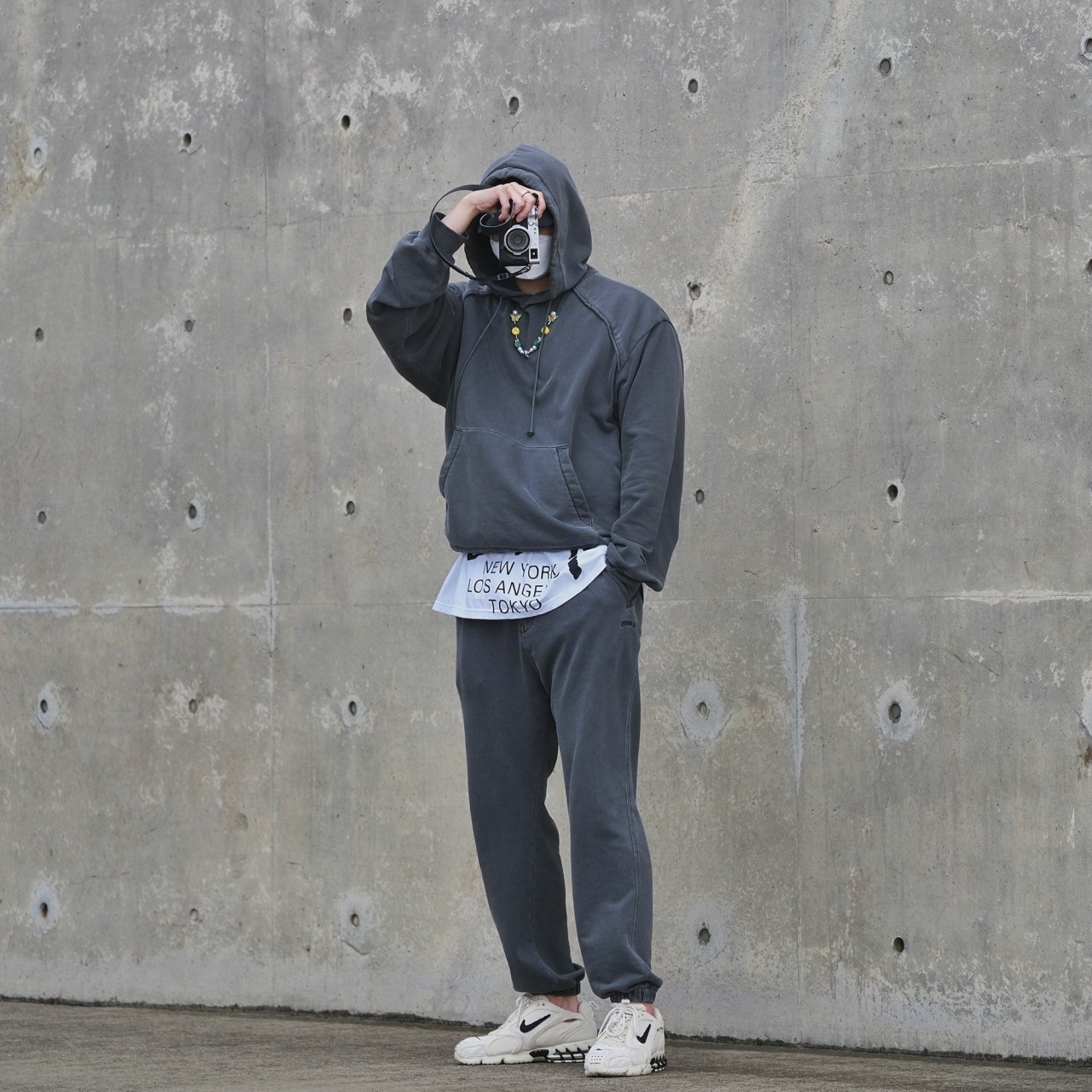 Nike x Stussy Air Zoom Spiridon Cage 2 Fossil, Stussy x Takahiromiyashita The Soloist 40 WT T-Shirt 착용 스타일
