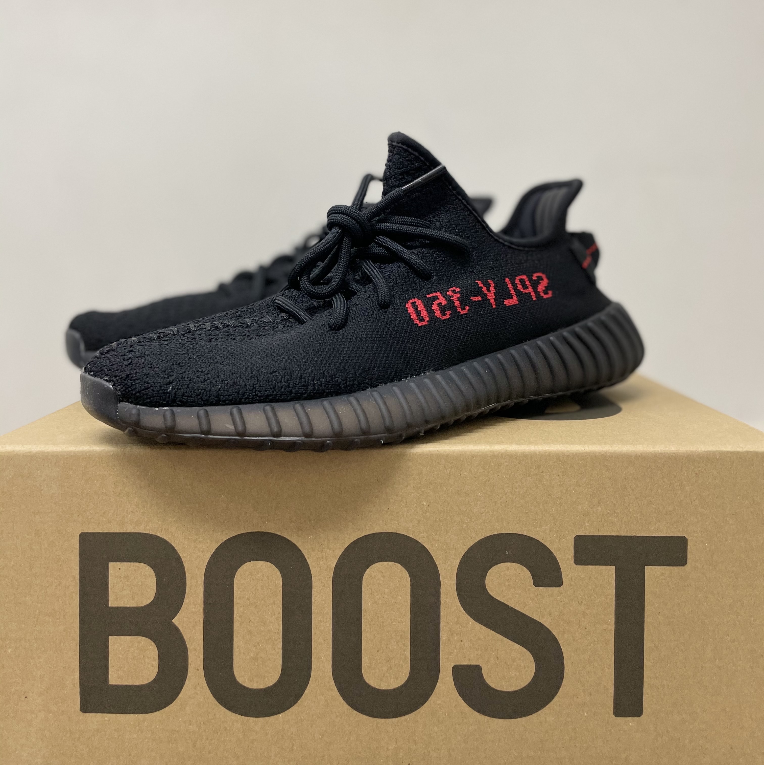 Adidas Yeezy Boost 350 V2 Black Red 2020 착용 스타일