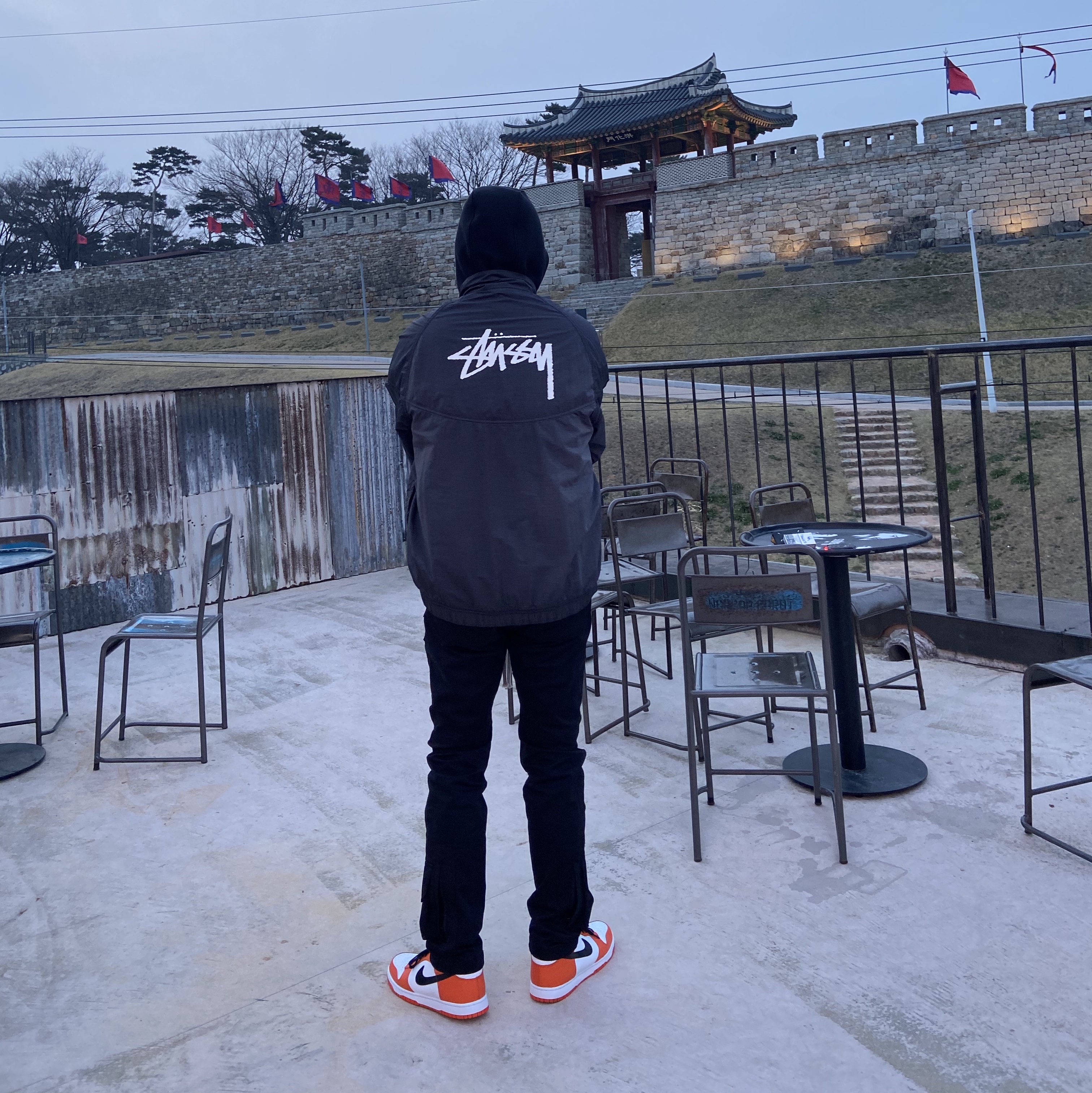 Nike x Stussy Windrunner Jacket Off Noir, Nike Dunk High Retro Orange Blaze 착용 스타일 - 2
