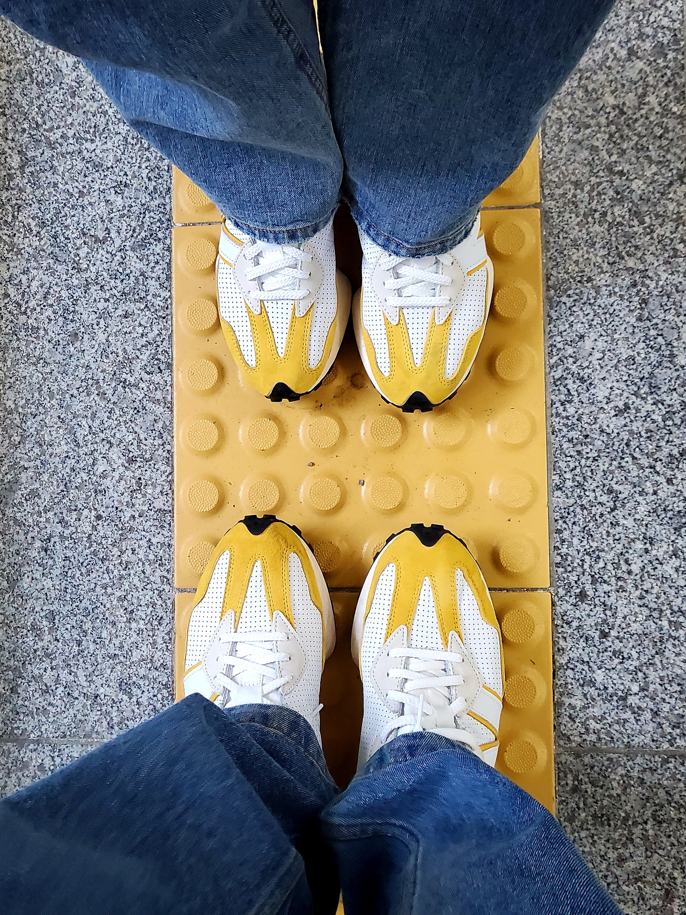 New Balance 327 Primary Pack Yellow, Palace P-3 Chenille Crew Grey Marl - 21SS 착용 스타일 - 2