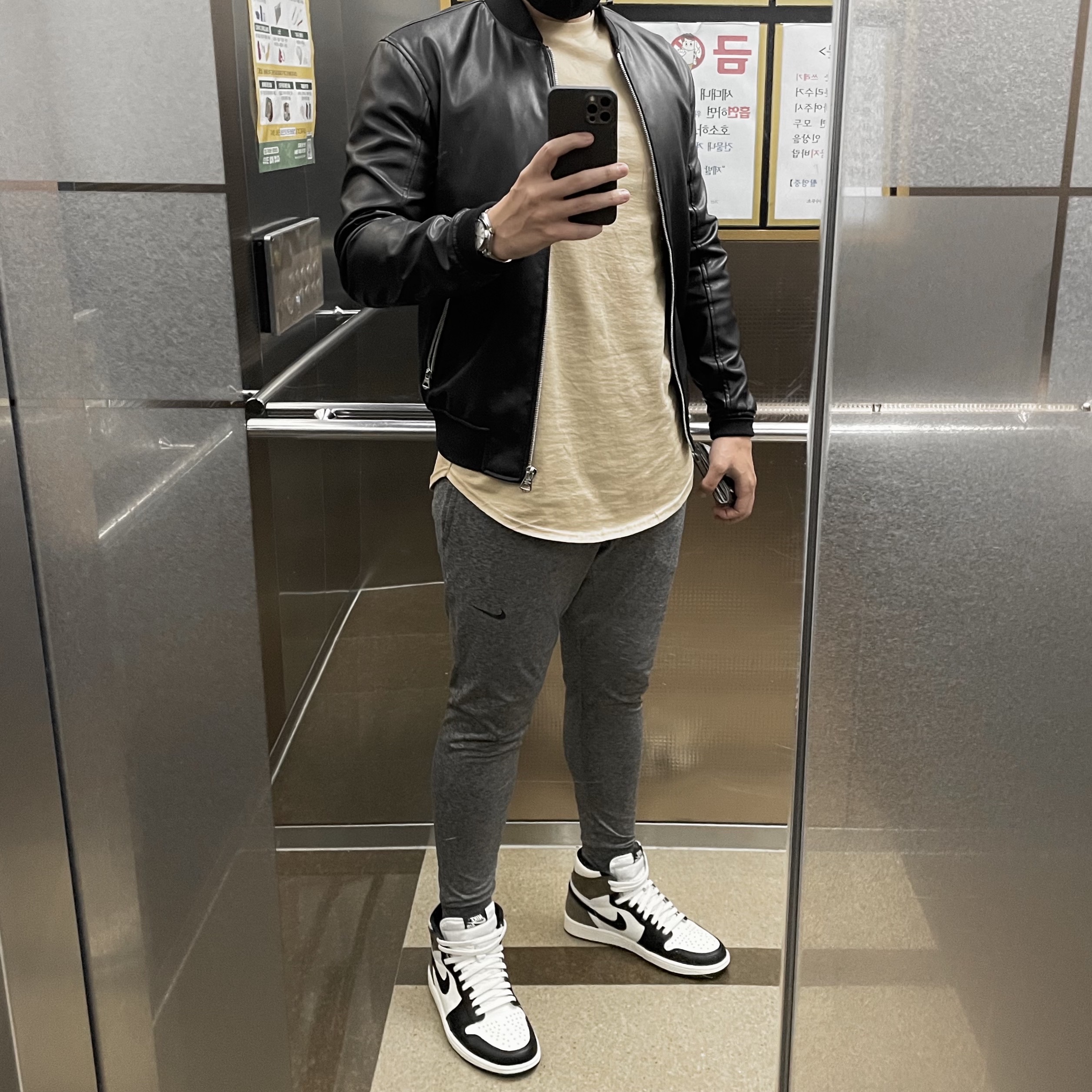 Jordan 1 Retro High OG Black Mocha 착용 스타일 - 2