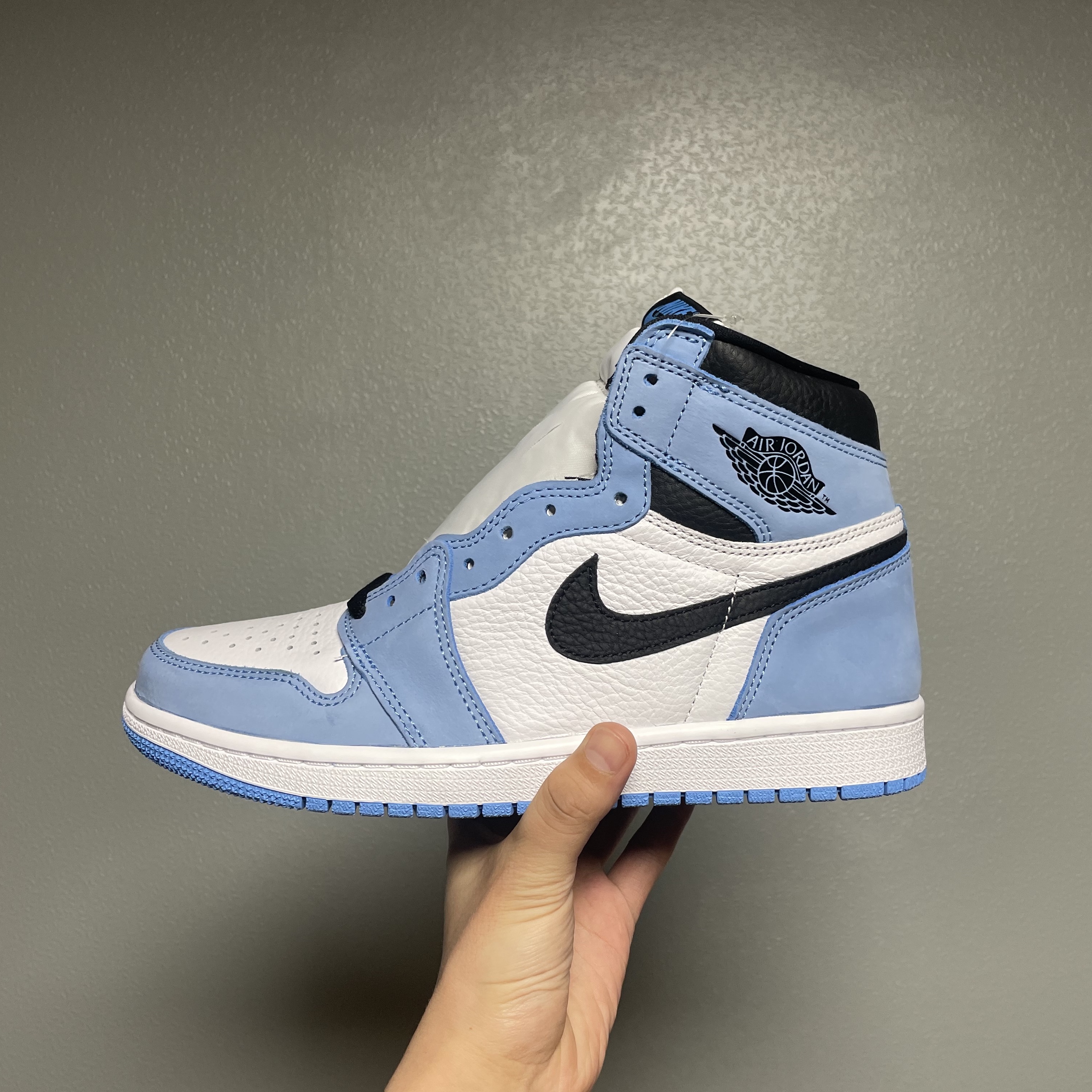 Jordan 1 Retro High OG University Blue ์ฐฉ์ฉ ์คํ์ผ