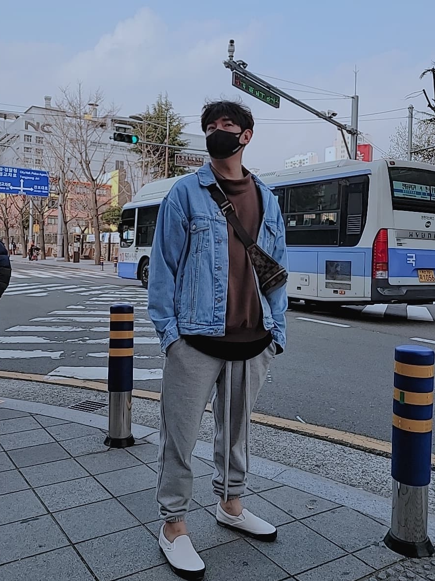 Essentials Pull-Over Mockneck Sweatshirt Taupe - 20FW, Vans Vault x WTAPS Vault Classic Slip-On LX White Black 착용 스타일 - 1