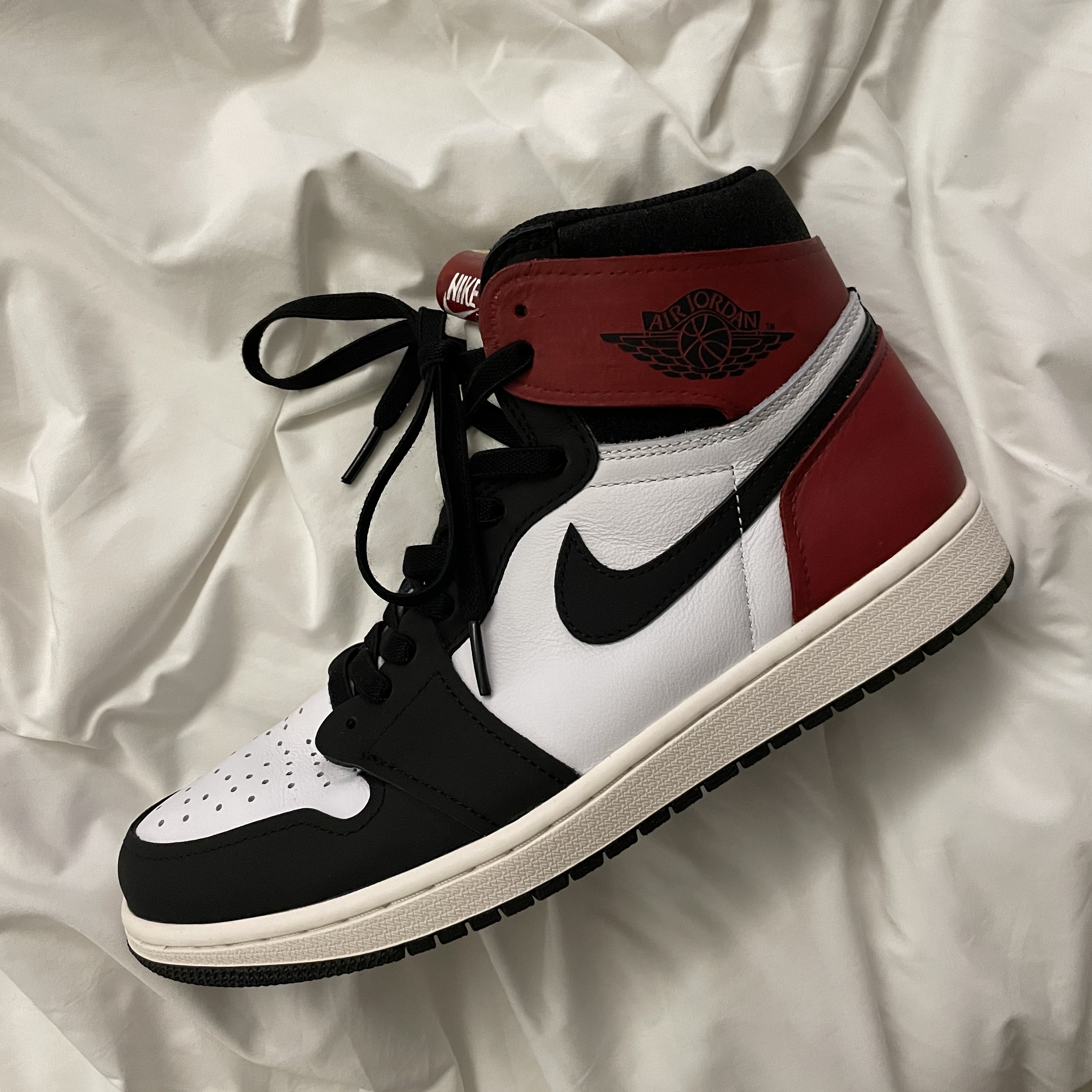 Jordan 1 Retro High OG Black Toe 2016, (W) Jordan 1 Retro High Satin Black Toe 착용 스타일