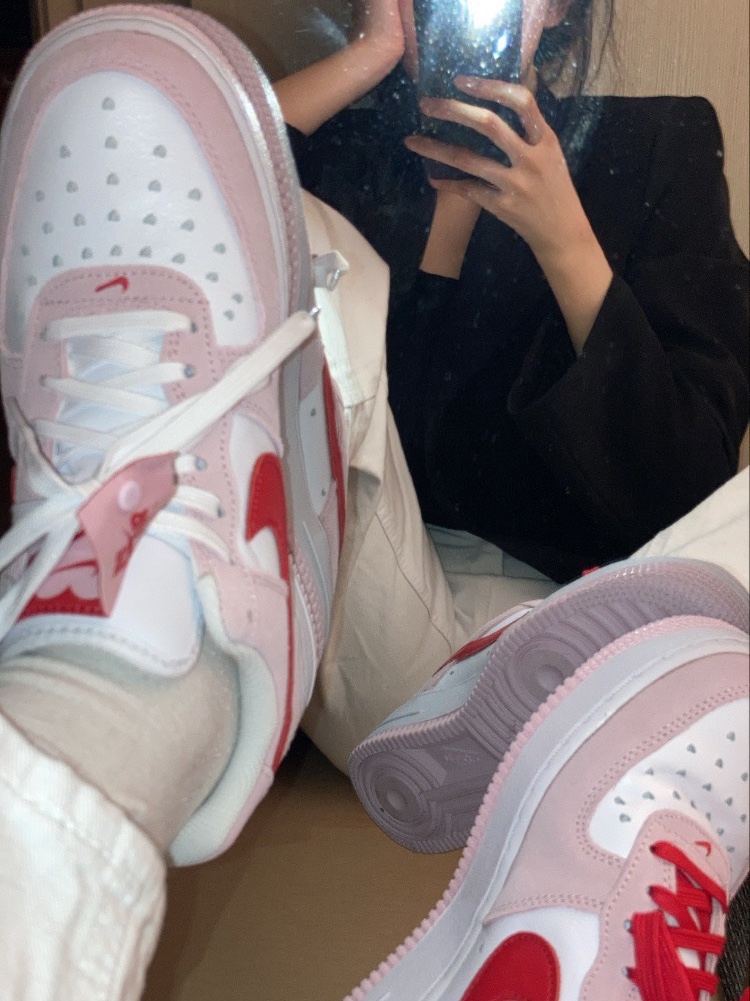 Nike Air Force 1 '07 QS Valentine's Day 착용 스타일 - 1
