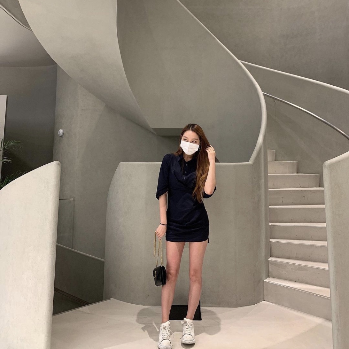 (W) Alexander McQueen Oversized Sneakers Patchouli 착용 스타일 - 1