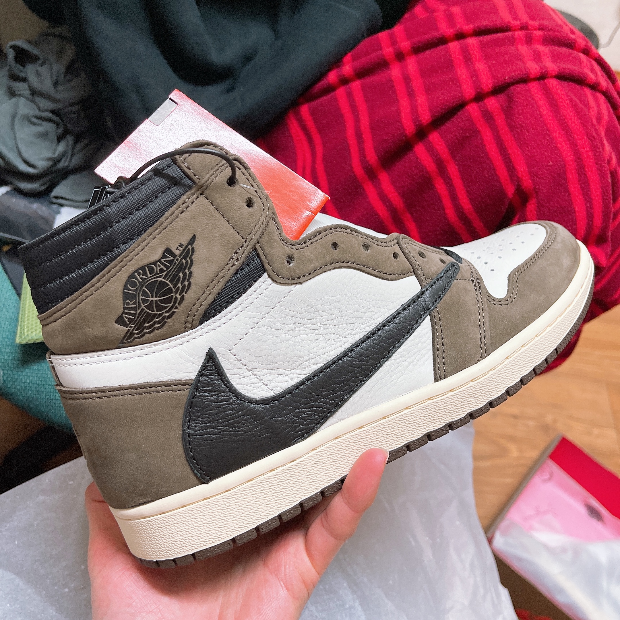 Jordan 1 x Travis Scott Retro High OG SP Mocha 착용 스타일 - 3