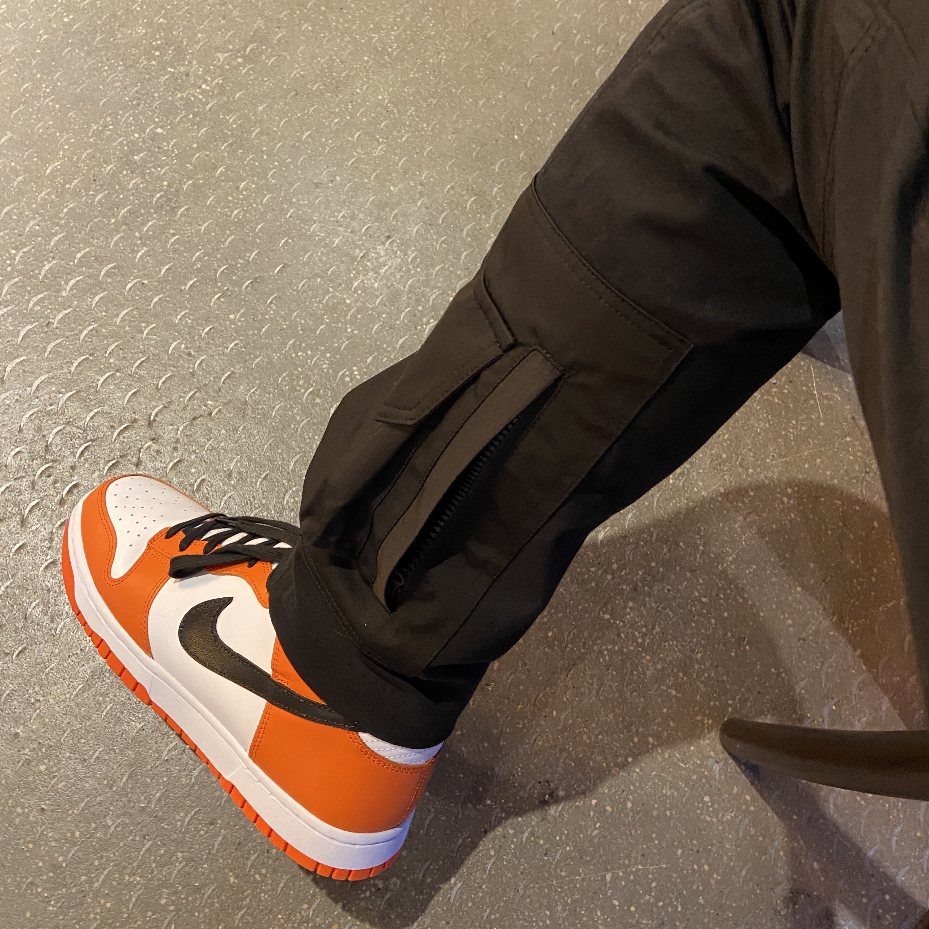 Nike x Stussy Windrunner Jacket Off Noir, Nike Dunk High Retro Orange Blaze 착용 스타일 - 4