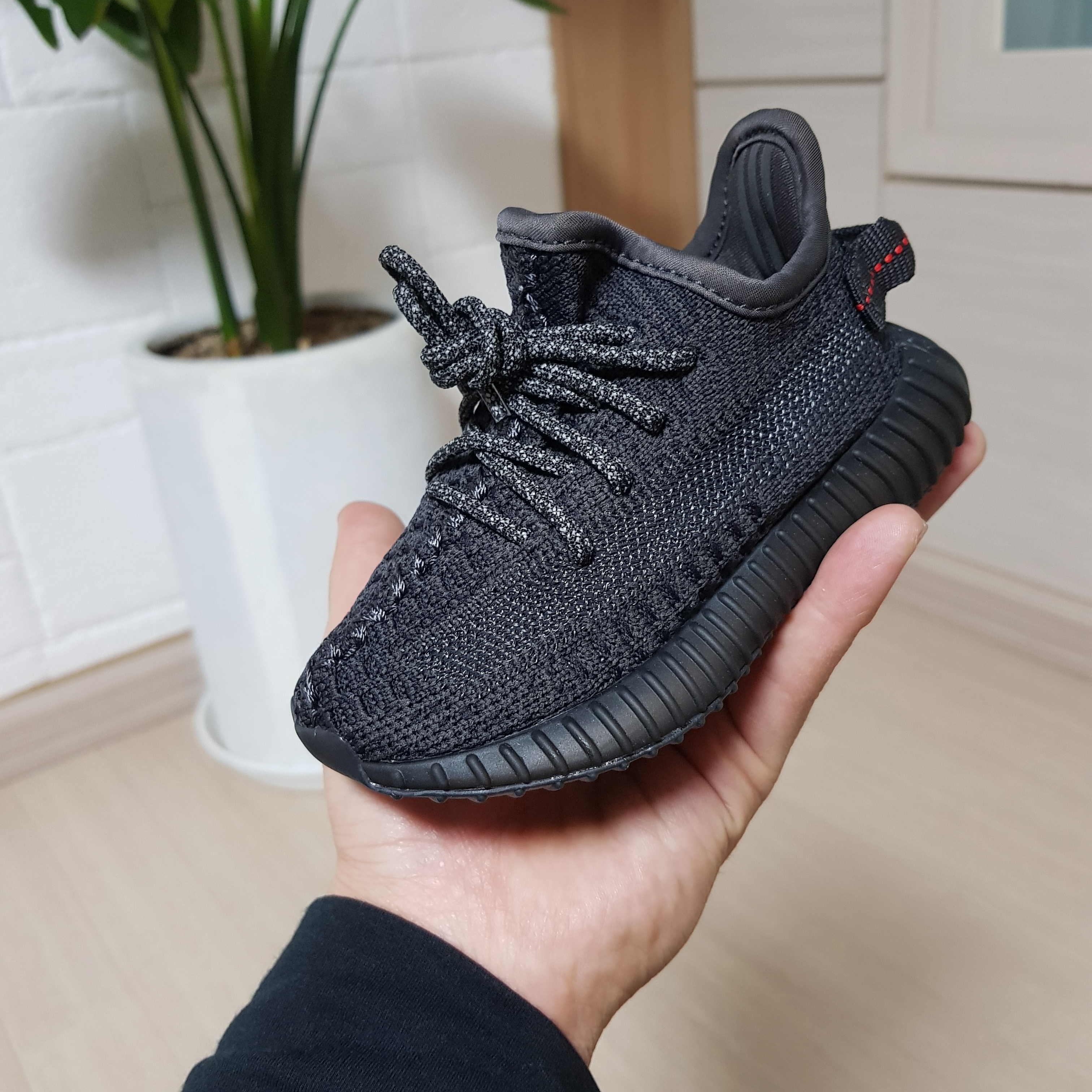 (Infant) Adidas Yeezy Boost 350 V2 Black, Adidas Yeezy Boost 350 V2 Black - Non-Reflective 착용 스타일 - 2