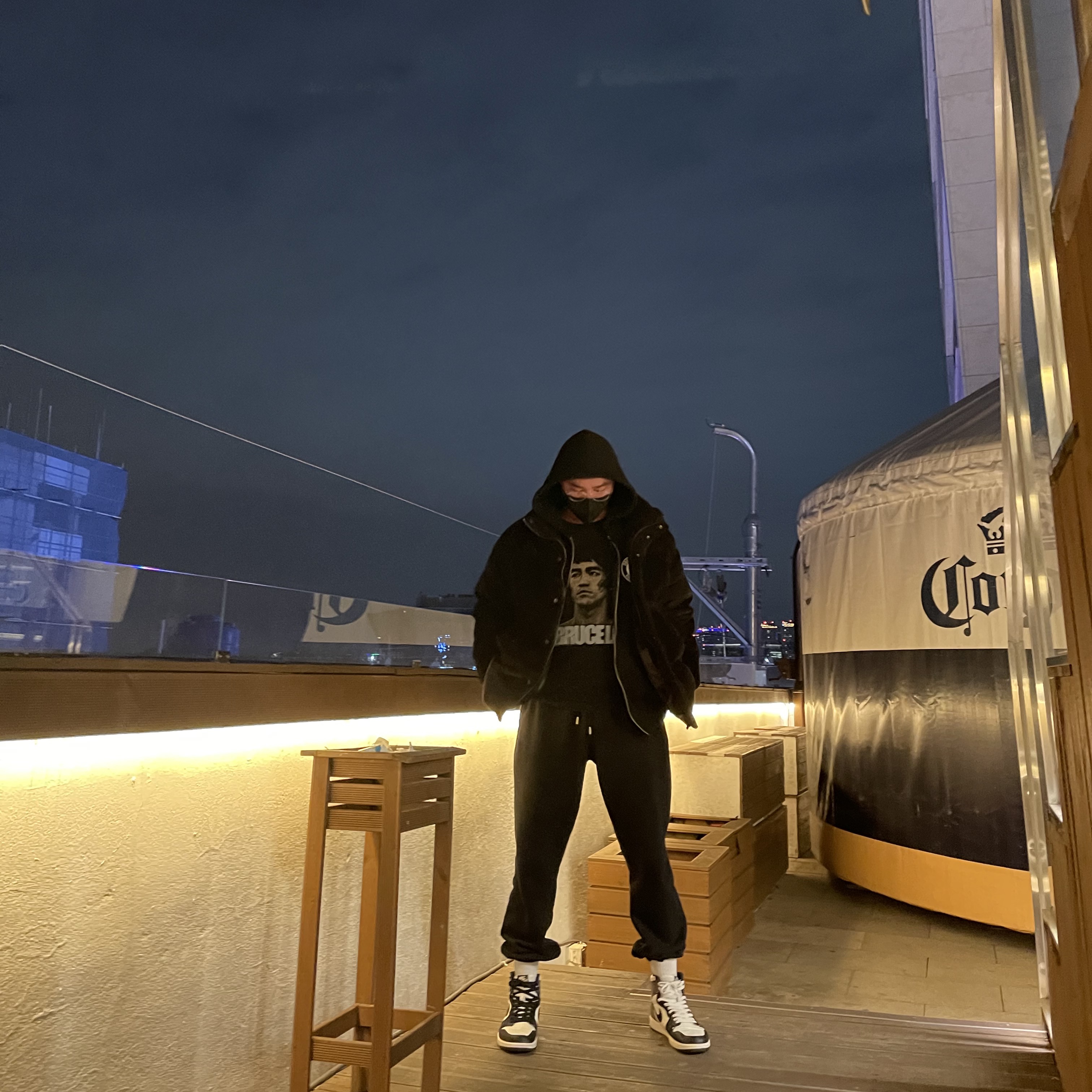 Jordan 1 Retro High OG Black Mocha 착용 스타일 - 2