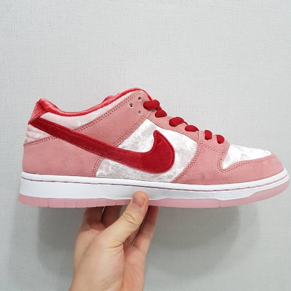 Nike x StrangeLove SB Dunk Low Pink (Regular Box) 착용 스타일 - 3