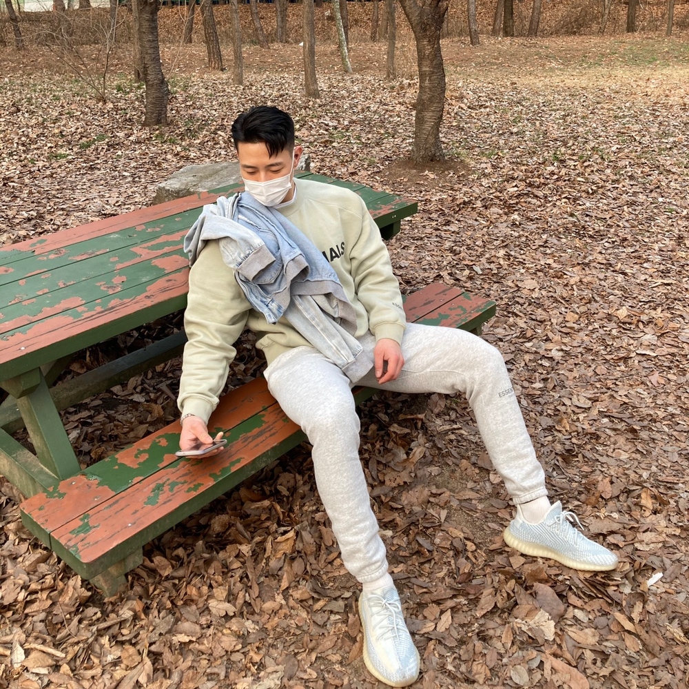 Essentials 3D Silicon Applique Crewneck Alfafa Sage - 20FW, Essentials Sweatpants Heather Grey - 20FW 착용 스타일 - 2