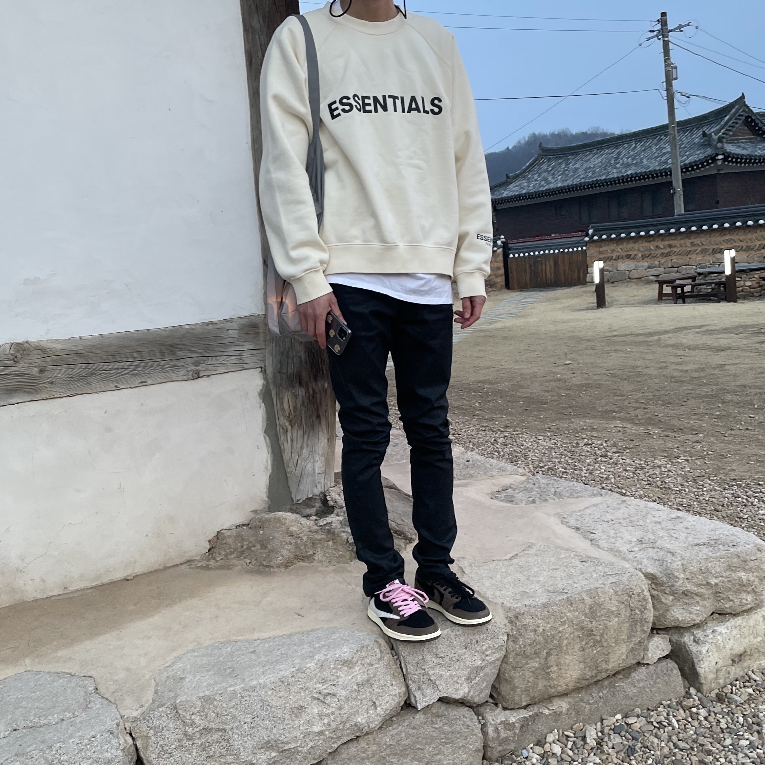 Jordan 1 x Travis Scott Retro Low OG SP Mocha, Essentials 3D Silicon Applique Crewneck Taupe - 20FW 착용 스타일 - 2