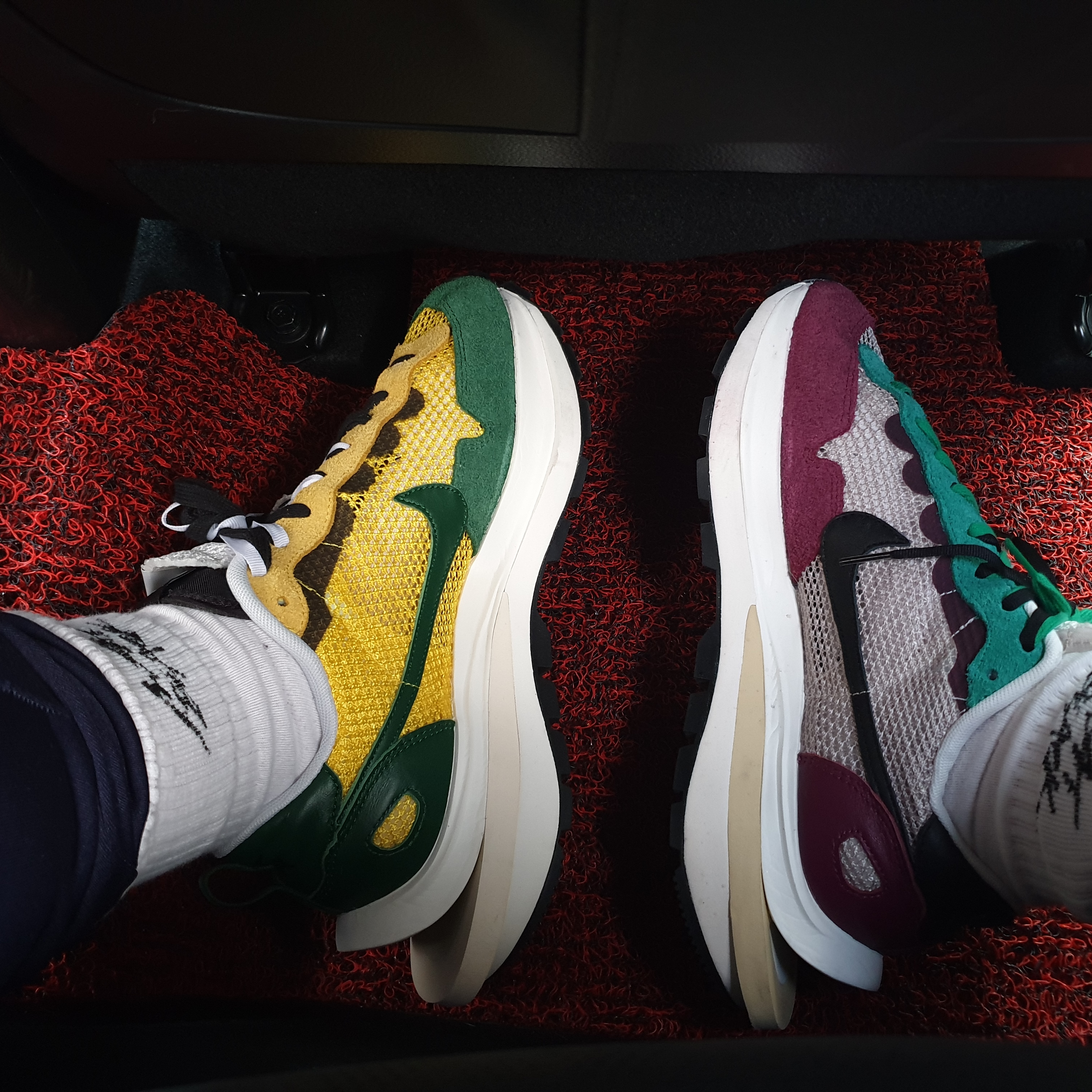 Nike x Sacai VaporWaffle Tour Yellow & Gorge Green Sail, Nike x Sacai VaporWaffle String & Black Villain Red 착용 스타일