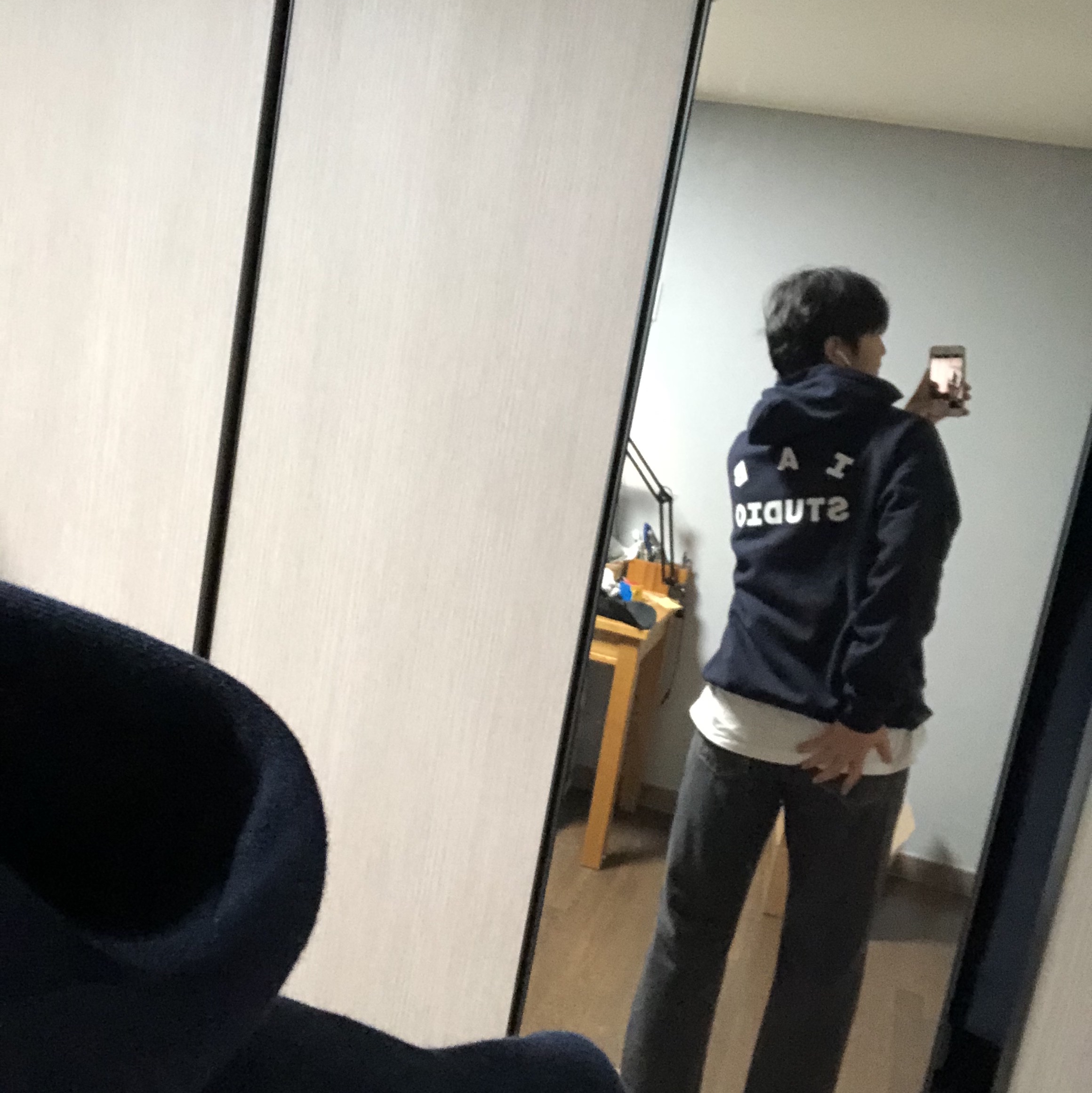 IAB Studio Hoodie Navy - 21SS 착용 스타일