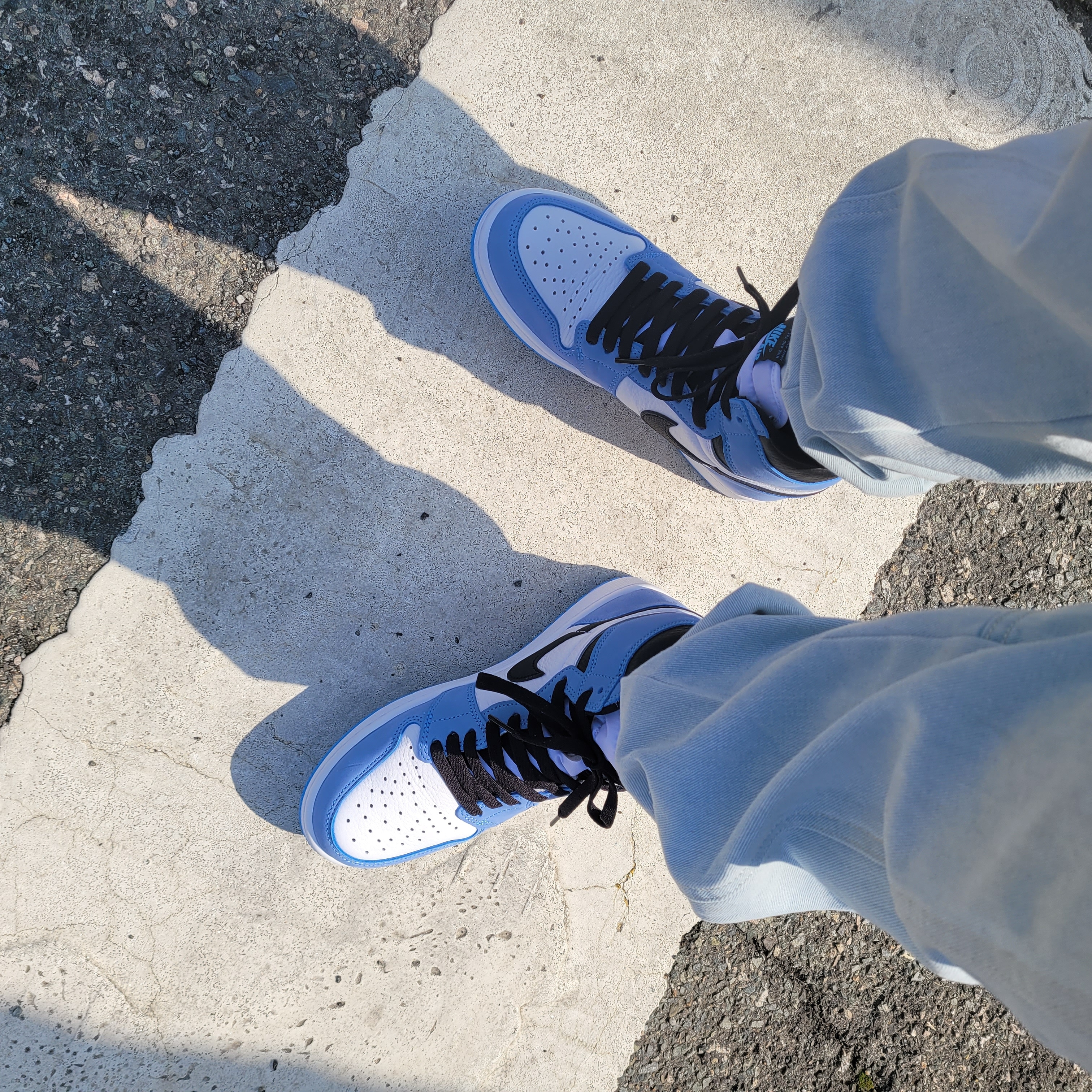 Jordan 1 Retro High OG University Blue 착용 스타일 - 1