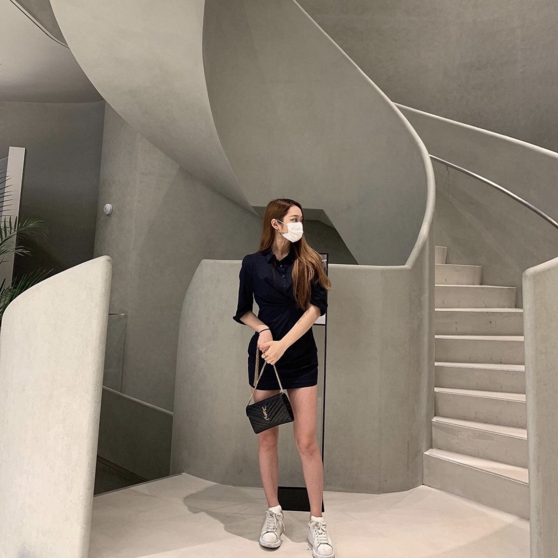 (W) Alexander McQueen Oversized Sneakers Patchouli 착용 스타일 - 2