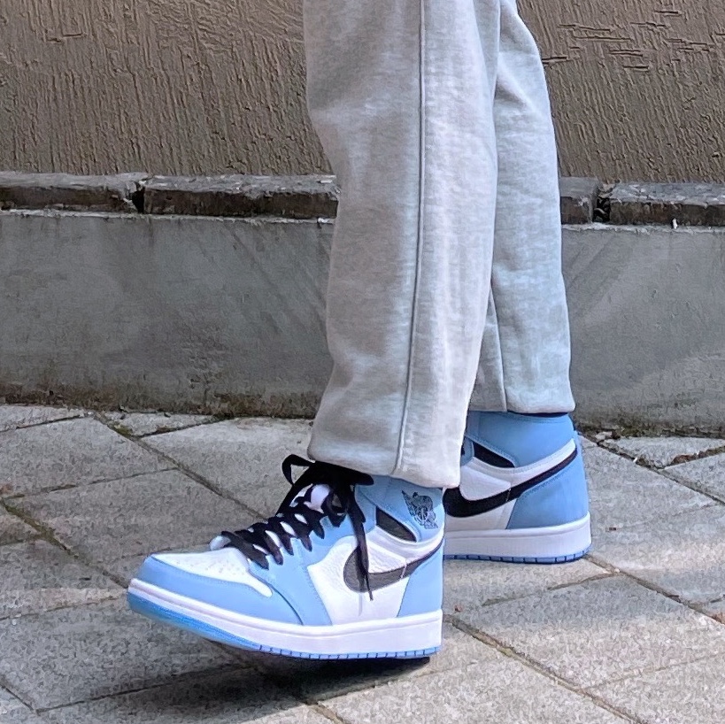 Jordan 1 Retro High OG University Blue 착용 스타일 - 5