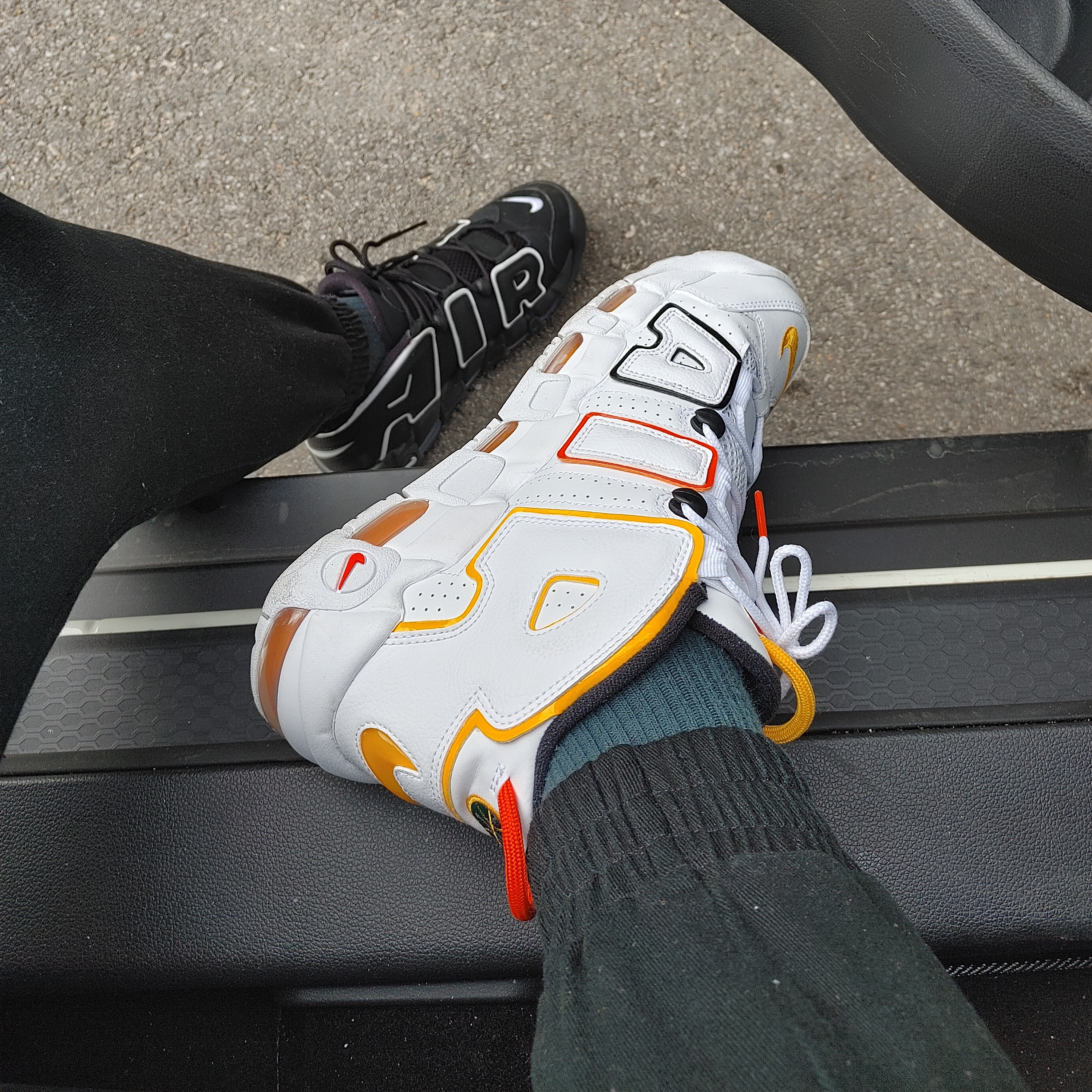 Nike Air More Uptempo Black White 2020, Nike Air More Uptempo Rayguns 착용 스타일 - 1