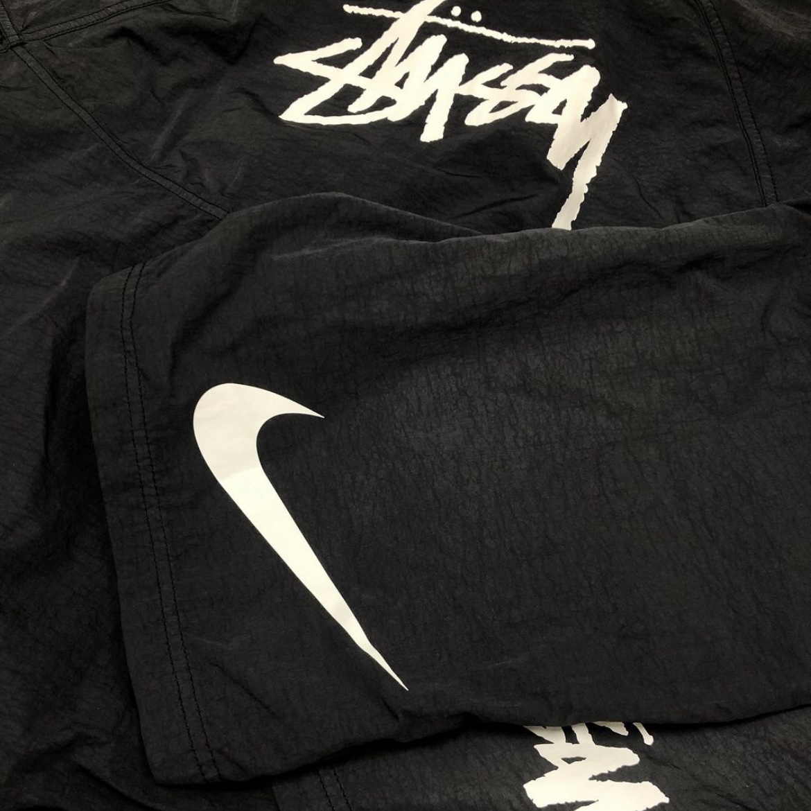 Nike x Stussy Windrunner Jacket Off Noir, Nike x Stussy Water Shorts Off Noir 착용 스타일