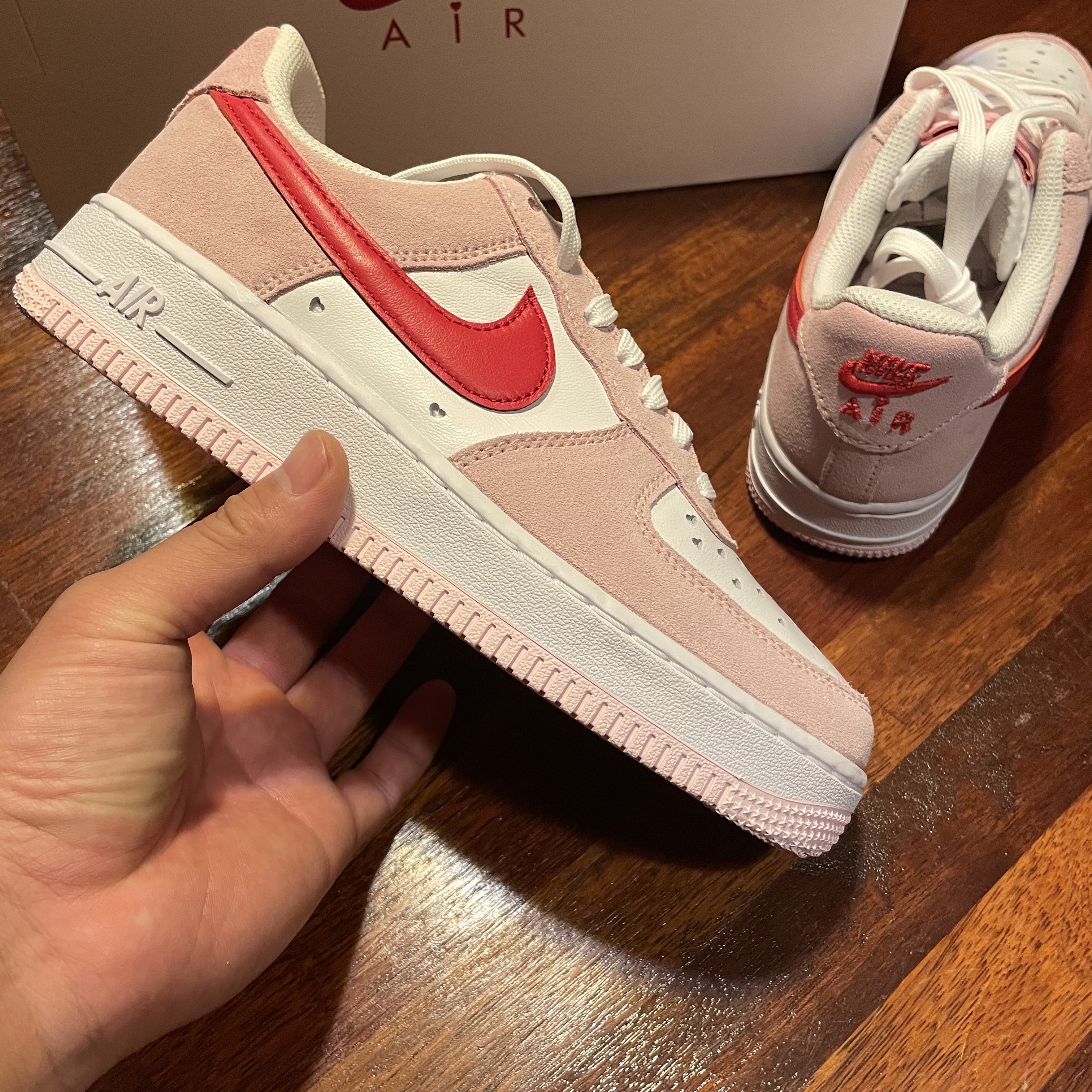 Nike Air Force 1 '07 QS Valentine's Day 착용 스타일